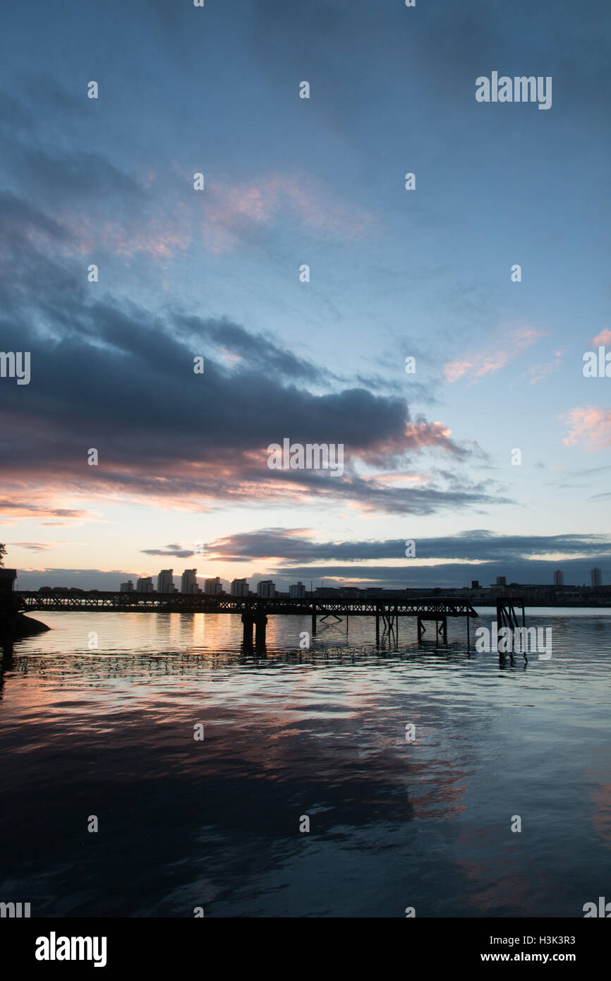 Il fiume Tamigi, Woolwich, LONDRA, REGNO UNITO, domenica 9 ottobre 2016. Regno Unito: meteo cieli chiari sulla mattina di autunno a Alba sul Fiume Tamigi a Woolwich Credito: WansfordPhoto/Alamy Live News Foto Stock