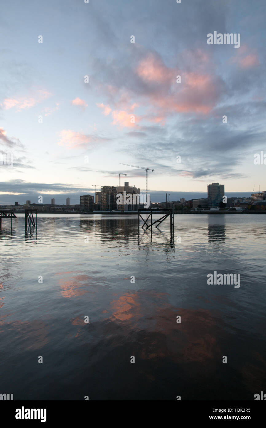 Il fiume Tamigi, Woolwich, LONDRA, REGNO UNITO, domenica 9 ottobre 2016. Regno Unito: meteo cieli chiari sulla mattina di autunno a Alba sul Fiume Tamigi a Woolwich Credito: WansfordPhoto/Alamy Live News Foto Stock