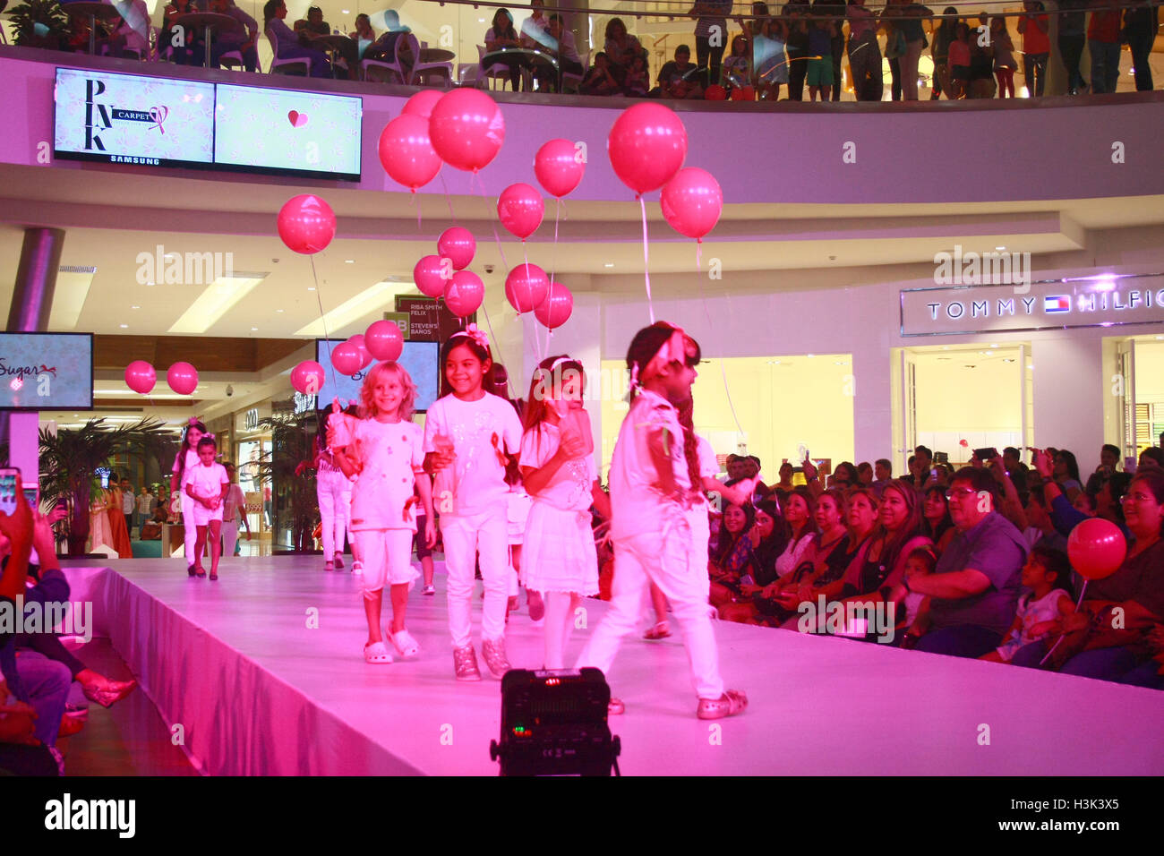 Panamá, Panamá. 8 Ott, 2016. Per i bambini la sfilata di moda la chiusura con palloncini di colore rosa. Credito: Guillermo Johnson/Alamy Live News Foto Stock