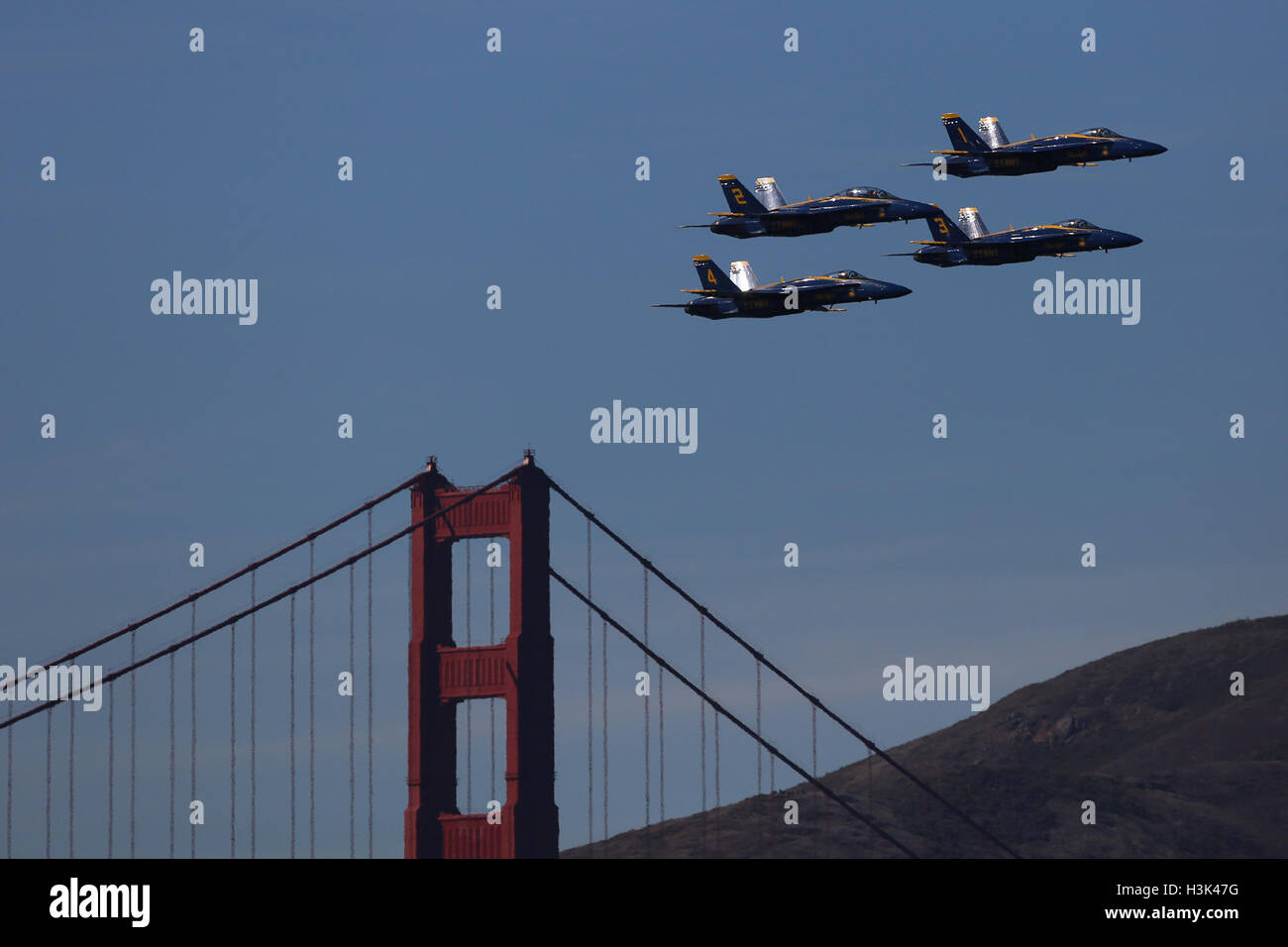 San Francisco, Stati Uniti d'America. 8 Ott, 2016. Gli Stati Uniti Navy Blue Angels volare sopra il Golden Gate Bridge in un air show in San Francisco, Stati Uniti ad Ottobre 8, 2016. Un air show con gli Stati Uniti Navy Blue Angeles, l'Air Force's F-22 Raptor e il francese Breitling Jet Team ha posto sopra il fronte mare di San Francisco il sabato pomeriggio. L'evento di tre giorni dal 7 Ottobre al 9, come parte della flotta annuale Settimana attività, sono attesi circa un milione di persone in tutto il Bay Area. © Liu Yilin/Xinhua/Alamy Live News Foto Stock