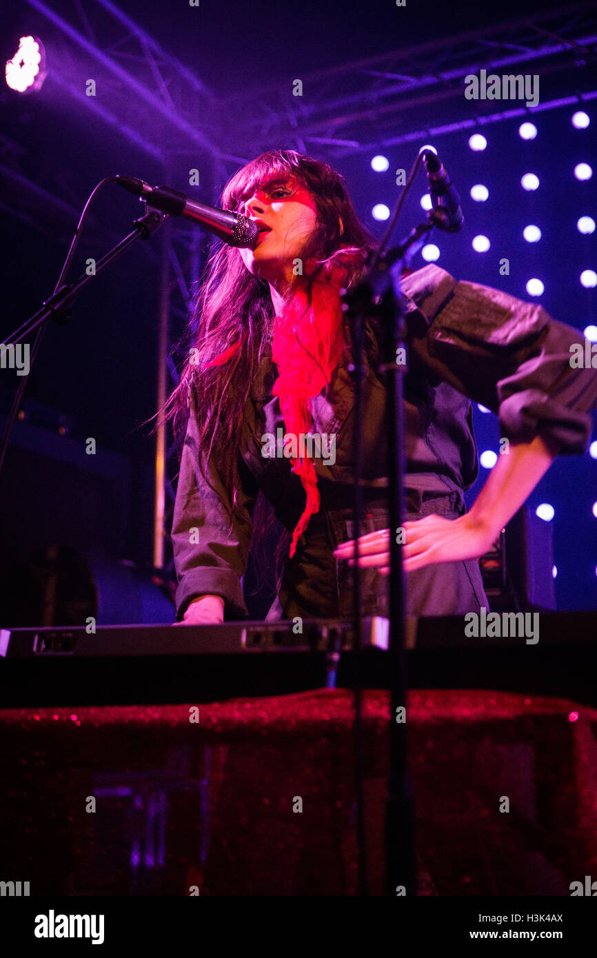 Milano Italia. Il giorno 08 ottobre 2016. Il messicano garage band punk LE BUTCHERETTES suona dal vivo sul palco a credito di Tunnel: Rodolfo Sassano/Alamy Live News Foto Stock