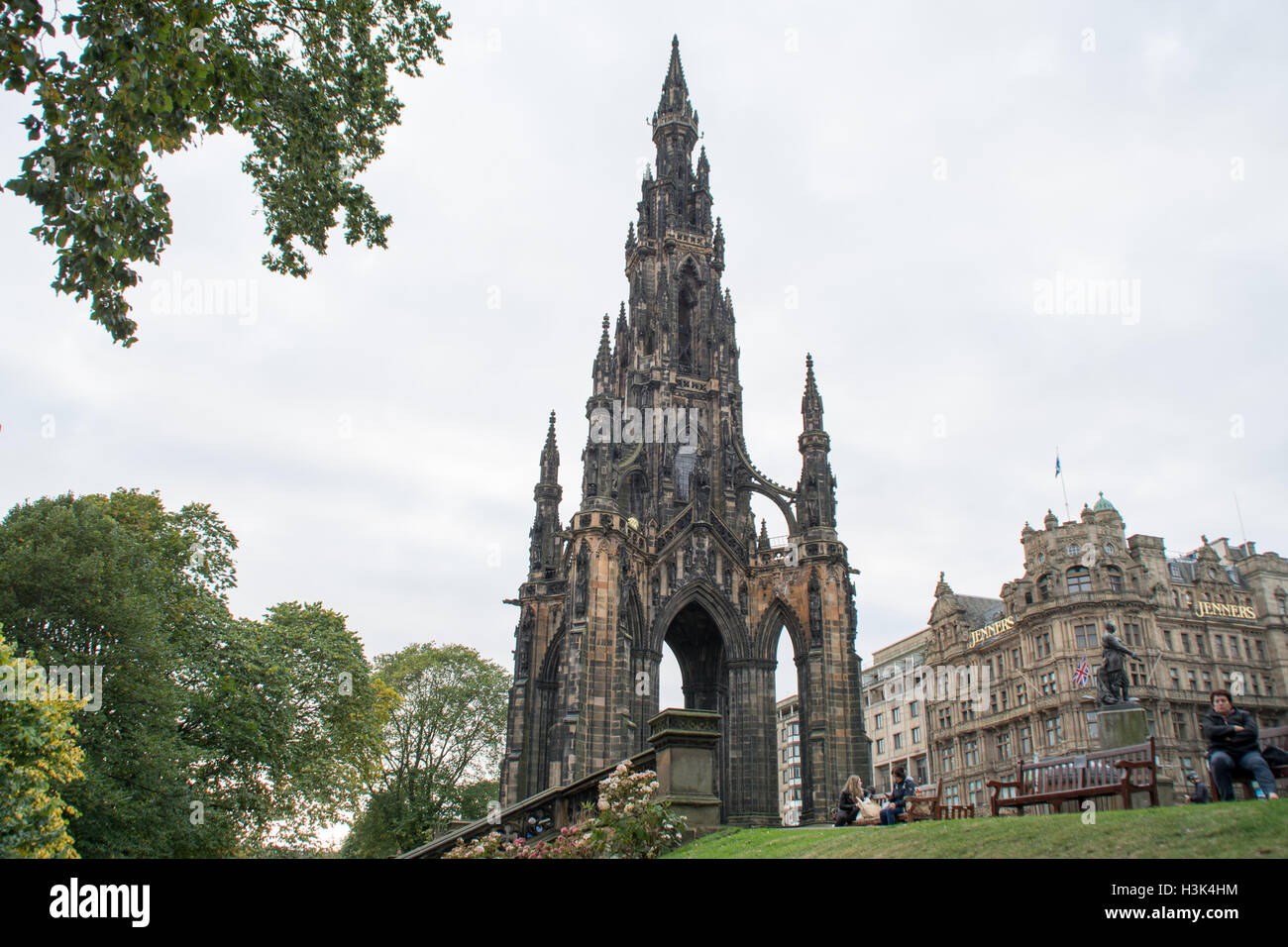 Edimburgo, Scozia UK, sabato 8 ottobre 2016. Il monumento di Scott su Princes Street possono essere visitati e offre fantastiche viste dall'alto. © InfotronTof/Alamy Live News Foto Stock