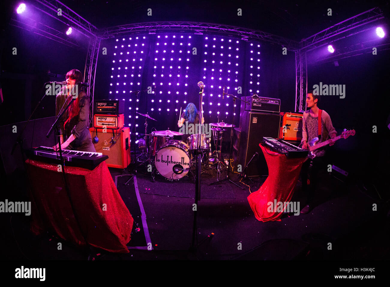 Milano Italia. Il giorno 08 ottobre 2016. Il messicano garage band punk LE BUTCHERETTES suona dal vivo sul palco a credito di Tunnel: Rodolfo Sassano/Alamy Live News Foto Stock