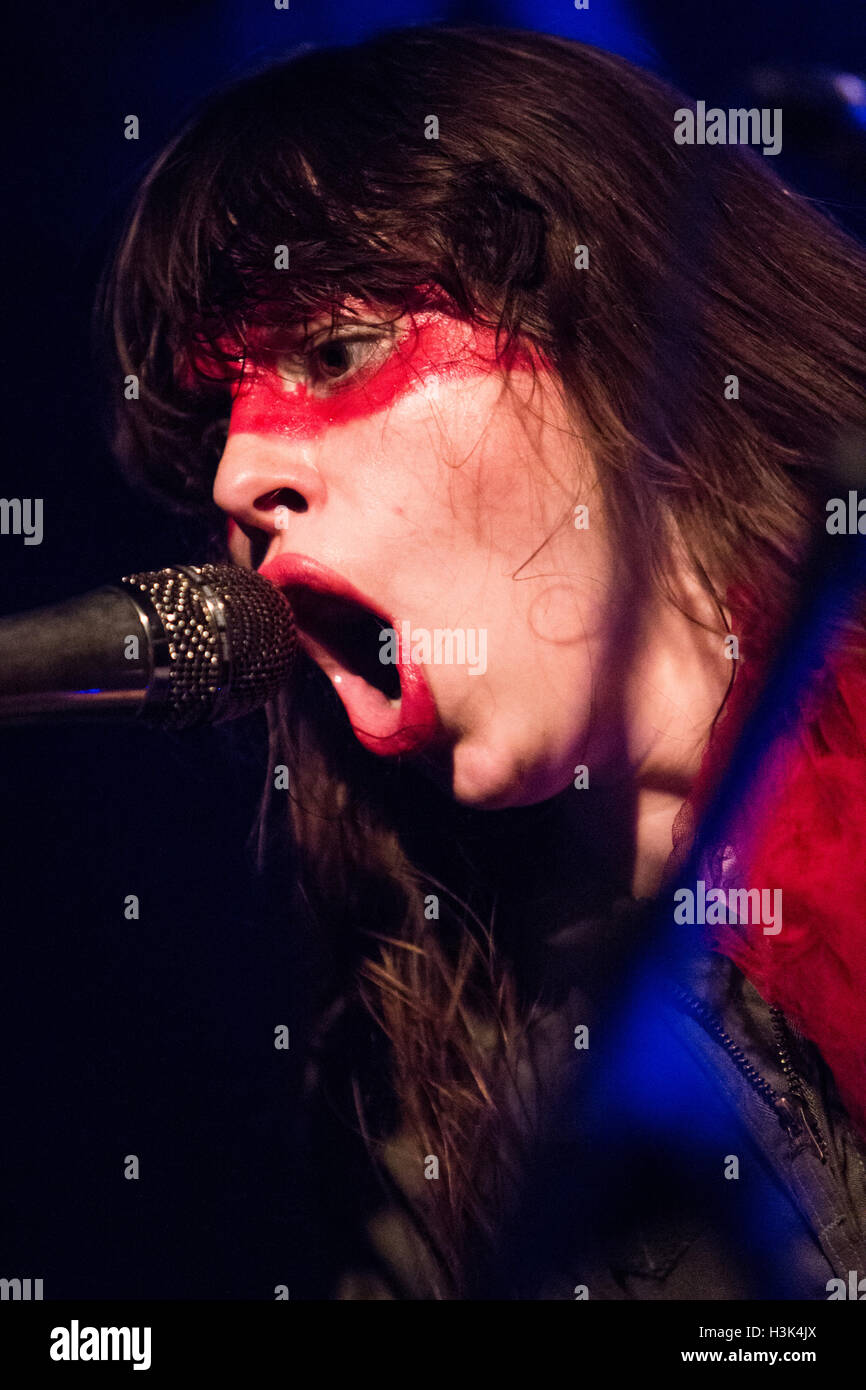 Milano Italia. Il giorno 08 ottobre 2016. Il messicano garage band punk LE BUTCHERETTES suona dal vivo sul palco a credito di Tunnel: Rodolfo Sassano/Alamy Live News Foto Stock