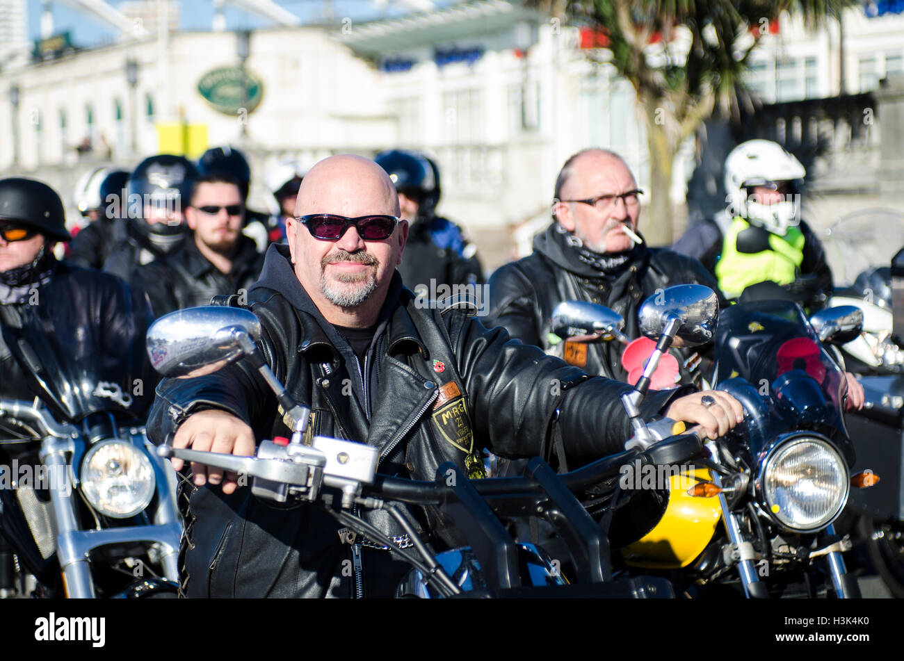 Brighton, Regno Unito. 9 Ott, 2016. Migliaia di ciclisti amichevole, principalmente con la Harley Davidsons, caldo e barre di pendolari, scendono sul lungomare di Brighton di unità di Madera per l'annuale evento Brightona. L'evento di beneficenza, la raccolta di fondi per il Sussex cuore la carità, ha musica su tre fasi, un muro della morte e un giro fuori per raccogliere il sindaco dalla sua casa di famiglia ad aprire ufficialmente l'evento. Credito: Francesca Moore/Alamy Live News Foto Stock