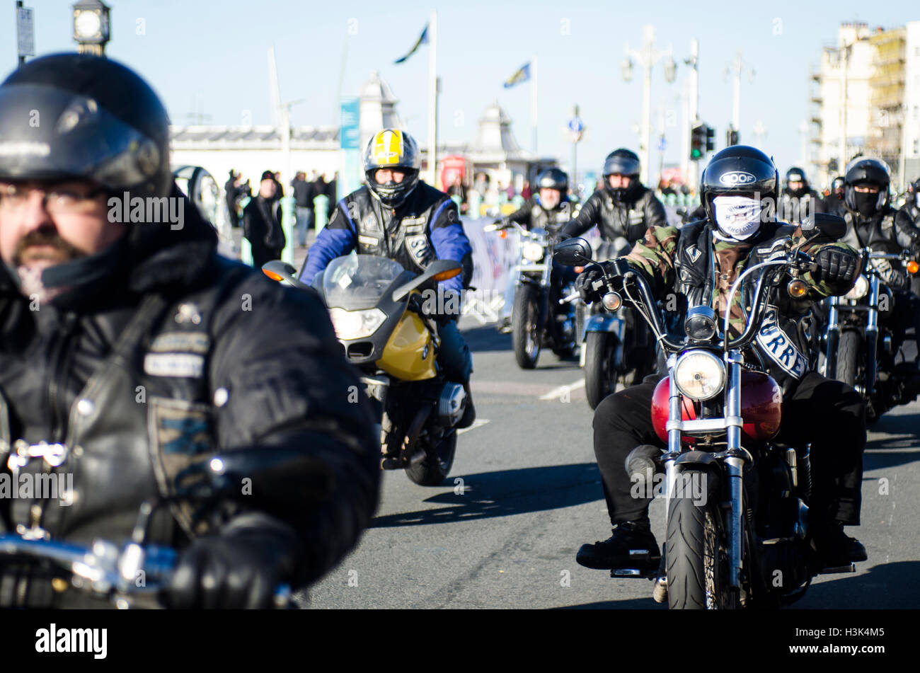 Brighton, Regno Unito. 9 Ott, 2016. Migliaia di ciclisti amichevole, principalmente con la Harley Davidsons, caldo e barre di pendolari, scendono sul lungomare di Brighton di unità di Madera per l'annuale evento Brightona. L'evento di beneficenza, la raccolta di fondi per il Sussex cuore la carità, ha musica su tre fasi, un muro della morte e un giro fuori per raccogliere il sindaco dalla sua casa di famiglia ad aprire ufficialmente l'evento. Credito: Francesca Moore/Alamy Live News Foto Stock