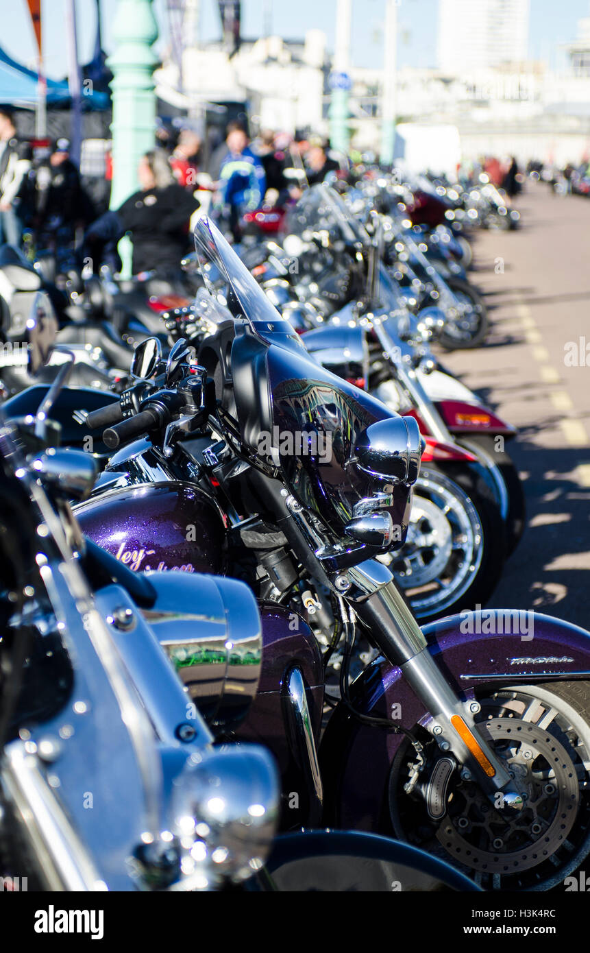 Brighton, Regno Unito. 9 Ott, 2016. Migliaia di ciclisti amichevole, principalmente con la Harley Davidsons, caldo e barre di pendolari, scendono sul lungomare di Brighton di unità di Madera per l'annuale evento Brightona. L'evento di beneficenza, la raccolta di fondi per il Sussex cuore la carità, ha musica su tre fasi, un muro della morte e un giro fuori per raccogliere il sindaco dalla sua casa di famiglia ad aprire ufficialmente l'evento. Credito: Francesca Moore/Alamy Live News Foto Stock