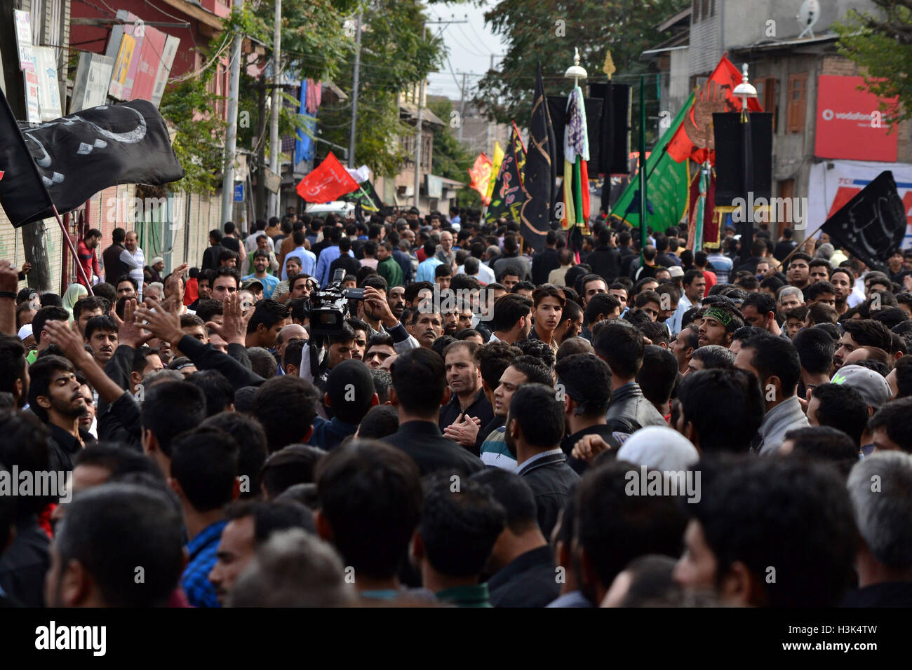 Srinagar Kashmir. Il 9 ottobre, 2016. Kashmir musulmani sciiti battere il petto il settimo giorno di Muharram per commemorare il martirio di Imam Hussain, il nipote di Islam il profeta Maometto, a Srinagar, India Il 9 ottobre 2015. Il mese islamico di Muharram segna il sette-secolo il martirio del Profeta Mohammad il nipote di imam Hussein che è stato ucciso nella battaglia di Karbala in Iraq 680 annuncio. Credito: Saqib Majeed/Alamy Live News Foto Stock