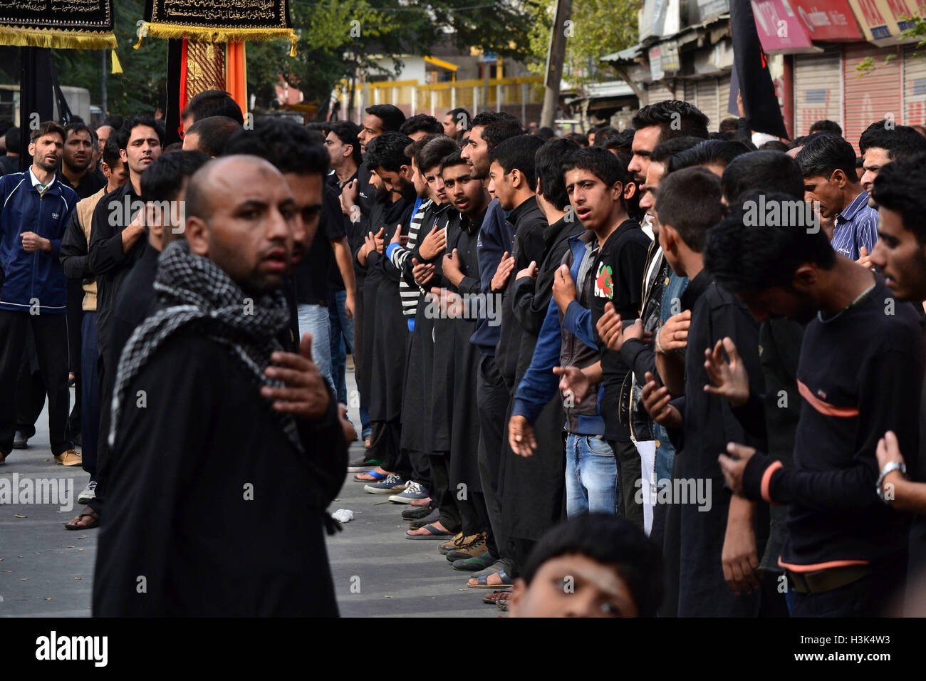 Srinagar Kashmir. Il 9 ottobre, 2016. Kashmir musulmani sciiti battere il petto il settimo giorno di Muharram per commemorare il martirio di Imam Hussain, il nipote di Islam il profeta Maometto, a Srinagar, India Il 9 ottobre 2016. Il mese islamico di Muharram segna il sette-secolo il martirio del Profeta Mohammad il nipote di imam Hussein che è stato ucciso nella battaglia di Karbala in Iraq 680 annuncio. Credito: Saqib Majeed/Alamy Live News Foto Stock