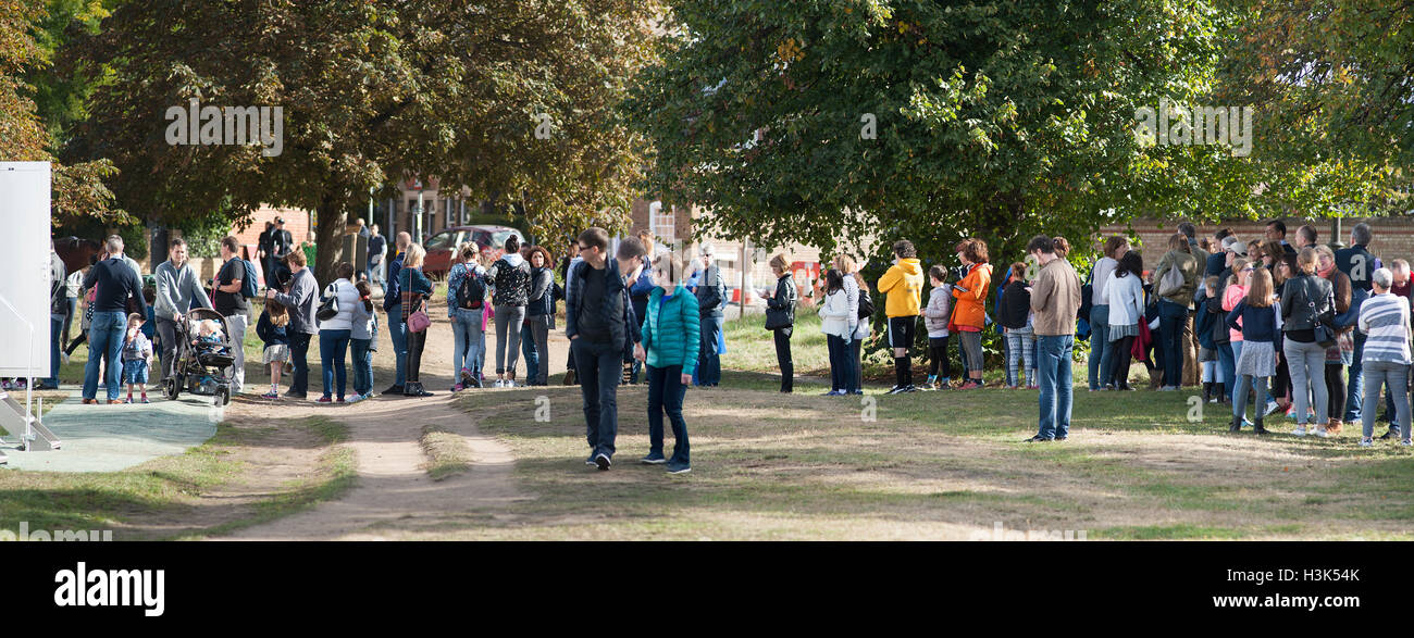 Wimbledon Common, Londra, Regno Unito. Il 9 ottobre, 2016. La gente in coda per entrare il torneo di Wimbledon Bookfest tendone eretto sulla comune il giorno finale dell'evento. Credito: Malcolm Park editoriale/Alamy Live News. Foto Stock