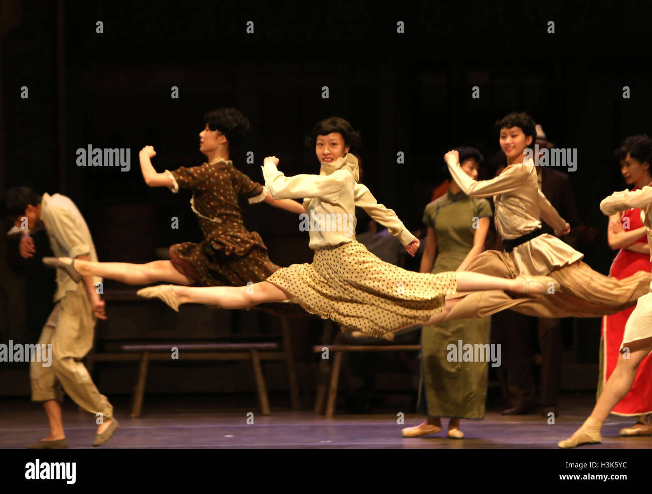 Shanghai, Cina. 9 Ott, 2016. Ballerini eseguono durante una prova del balletto "un sospiro di amore" a Shanghai International Dance Center a Shanghai in Cina orientale, il 9 ottobre, 2016. © Ren lunghe/Xinhua/Alamy Live News Foto Stock