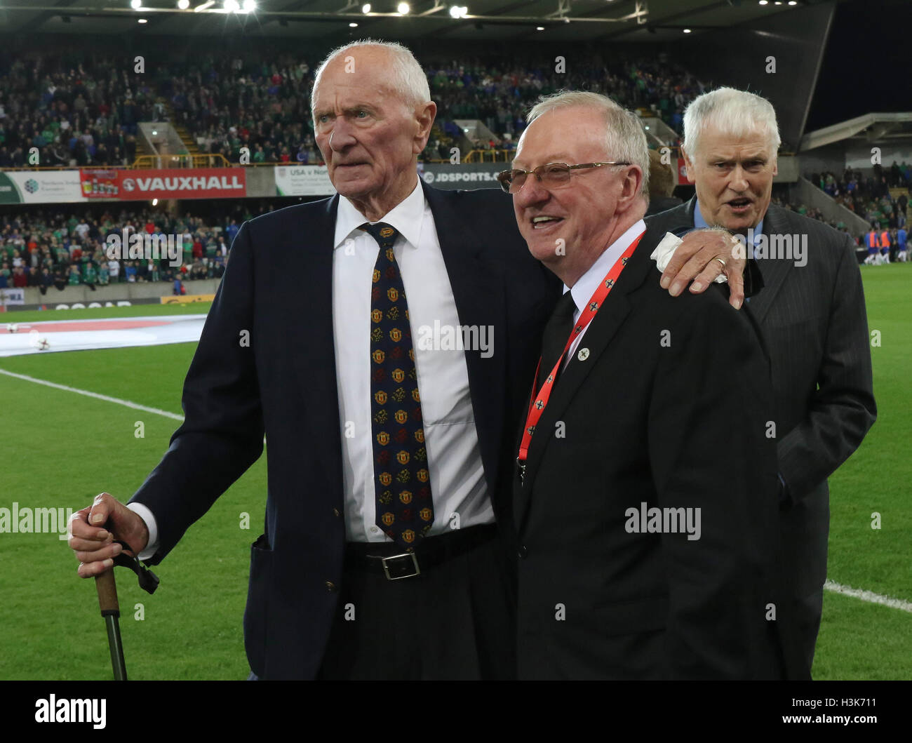 Stadio Nazionale al Windsor Park di Belfast, Irlanda del Nord. Il giorno 08 ottobre 2016. Per contrassegnare l'apertura ufficiale della National Football Stadium al Windsor Park di Belfast (re-sviluppo della Old Windsor Park) un giro dell'Irlanda del Nord le leggende intorno allo stadio ha avuto luogo. (L-r) Harry Gregg, Dennis Taylor e Peter McParland all'evento. David Hunter/Alamy Live News. Foto Stock