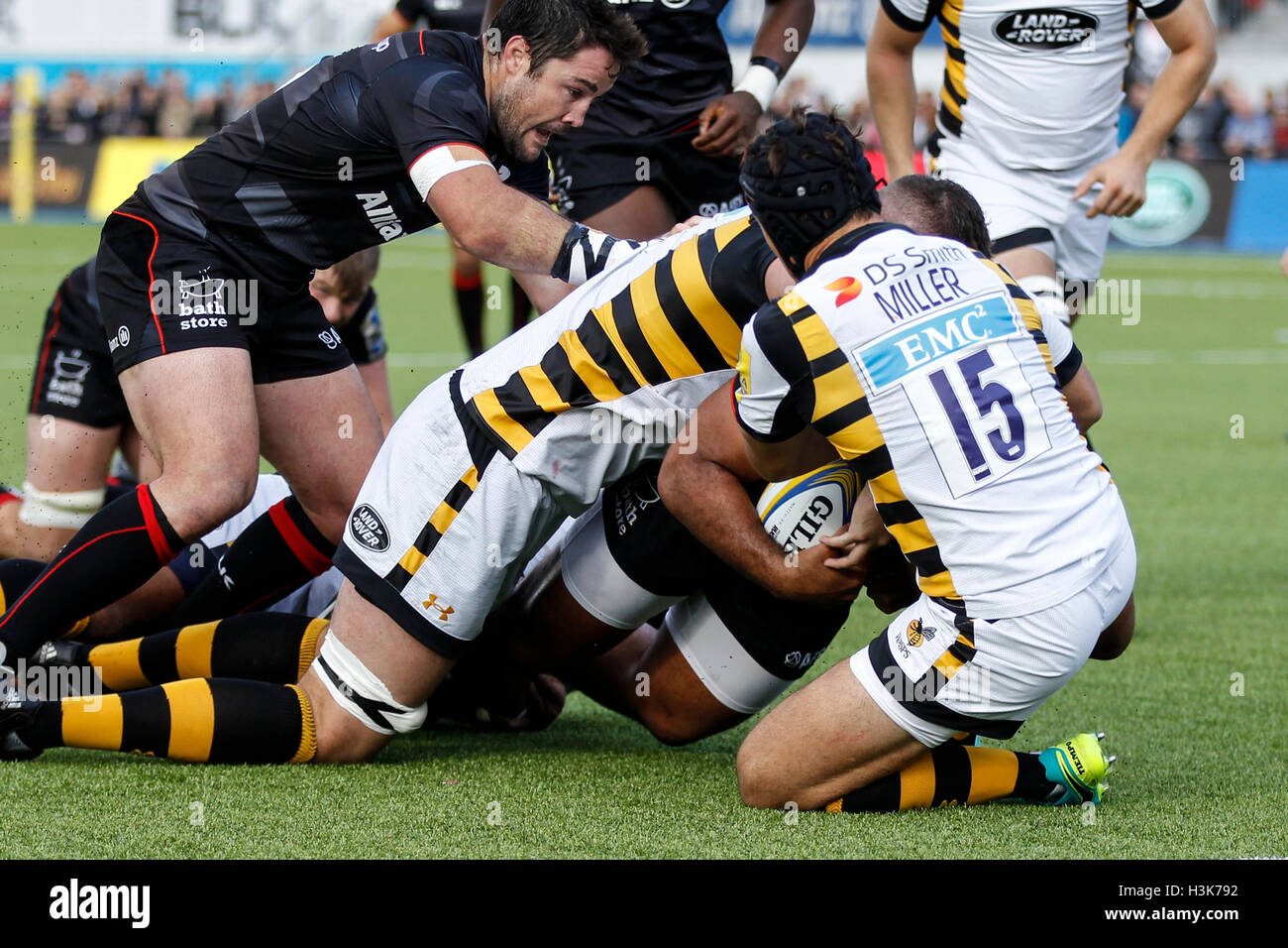 Barnet Copthall, Londra, Regno Unito. 09oct, 2016. Aviva Premiership Rugby. Saraceni versus vespe. Billy Vunipola dei Saraceni drives verso la linea come Rob Miller e Kearnan Myall di vespe rendono il paranco. © Azione Sport Plus/Alamy Live News Foto Stock
