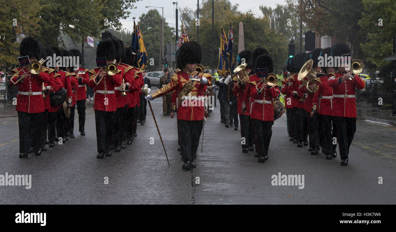 Brentwood, Essex, 9 ottobre 2016, l'irlandese Guardie led banda 124 Squadrone di trasporto marzo nella libertà di entrata cerimonia in Brentwood, Essex con heavy rain Credito: Ian Davidson/Alamy Live News Foto Stock