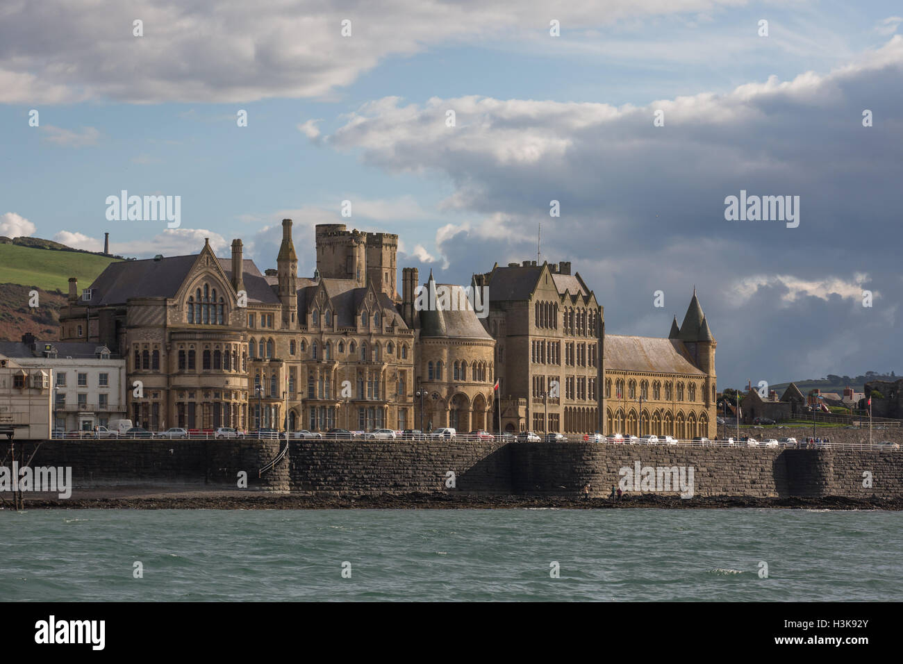 Una vista di Aberystwyth vecchio collegio come visto dal mare Foto Stock