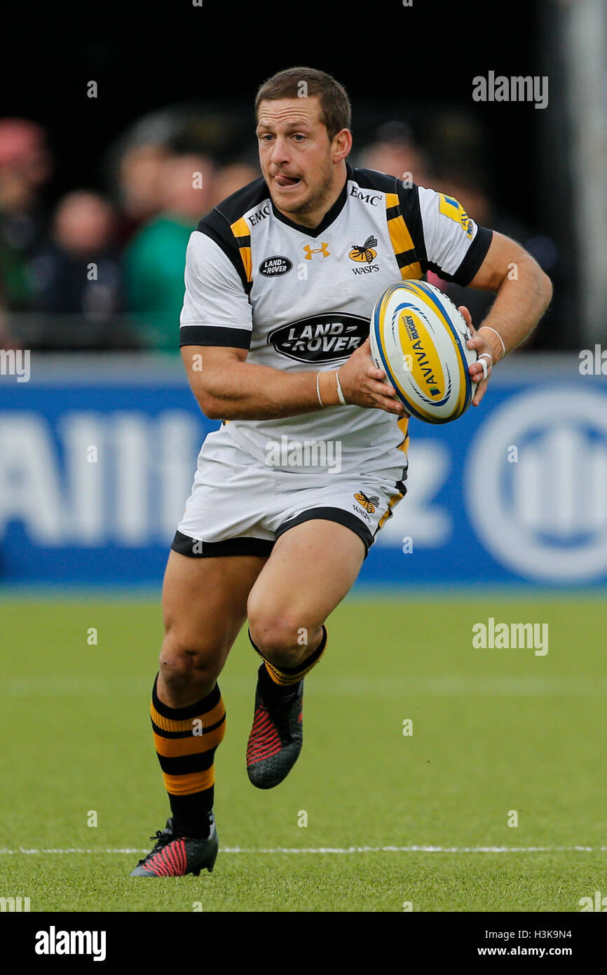 Barnet Copthall, Londra, Regno Unito. 09oct, 2016. Aviva Premiership Rugby. Saraceni versus vespe. Jimmy Gopperth di vespe sulla sfera. Punteggio finale: Saraceni 30-14 vespe. Credito: Azione Sport Plus/Alamy Live News Foto Stock