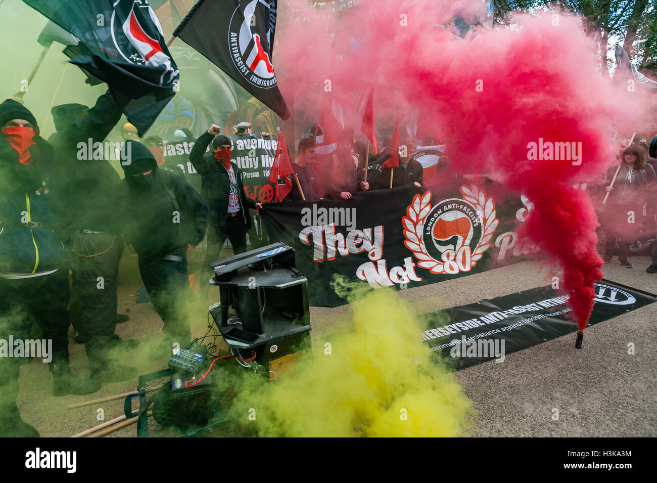 Londra, Regno Unito. Il 9 ottobre 2016. Londra Anti-Fascists consentono di razzi al rally organizzato dalla guerra Cllass davanti al murale shouding la battaglia del cavo San hanno ritenuto che la celebrazione ufficiale non era riuscito a riflettere la spontanea e natura anarchica di della battaglia di Cable Street. Essi vedere troppo numerosi oratori intervenuti in rappresentanza di organizzazioni che hanno opposto resistenza popolare nelle strade sembra inopportuno che a marzo per celebrare un evento dove la gente ha ripreso la strada deve camminare brav lungo i marciapiedi e una pista ciclabile piuttosto che sulla strada. Peter Marshall / Alam Foto Stock