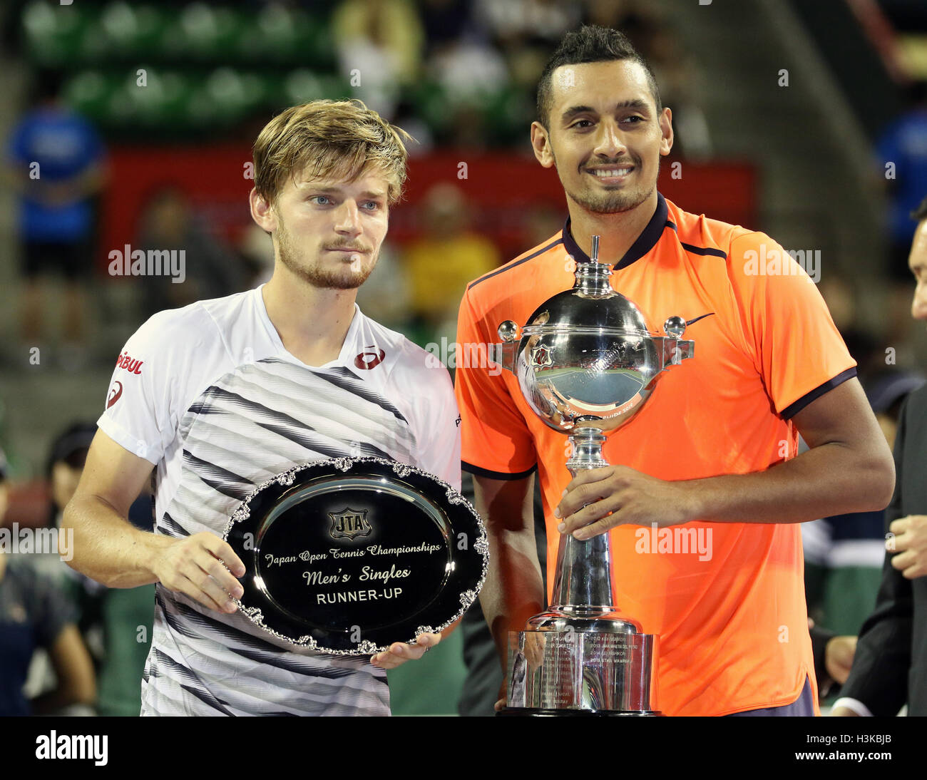 Tokyo, Giappone. 9 Ott, 2016. Nick Kyrgios dell Australia (R) e David Goffin del Belgio tenere il trofeo Rakuten Japan Open tennis championships di Tokyo domenica, 9 ottobre 2016. Kyrgios sconfitto Goffin 4-6, 6-3, 7-5 in finale e ribadito la vittoria. Credito: Yoshio Tsunoda/AFLO/Alamy Live News Foto Stock