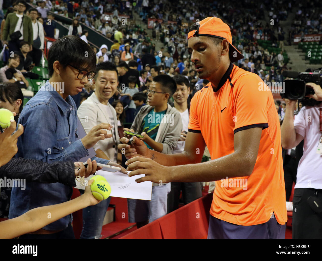 Tokyo, Giappone. 9 Ott, 2016. Nick Kyrgios dell Australia dà il suo autografi per i fan giapponesi come egli ha vinto il Rakuten Japan Open tennis championships di Tokyo domenica, 9 ottobre 2016. Kyrgios sconfitto David Goffin del Belgio 4-6, 6-3, 7-5 in finale. Credito: Yoshio Tsunoda/AFLO/Alamy Live News Foto Stock