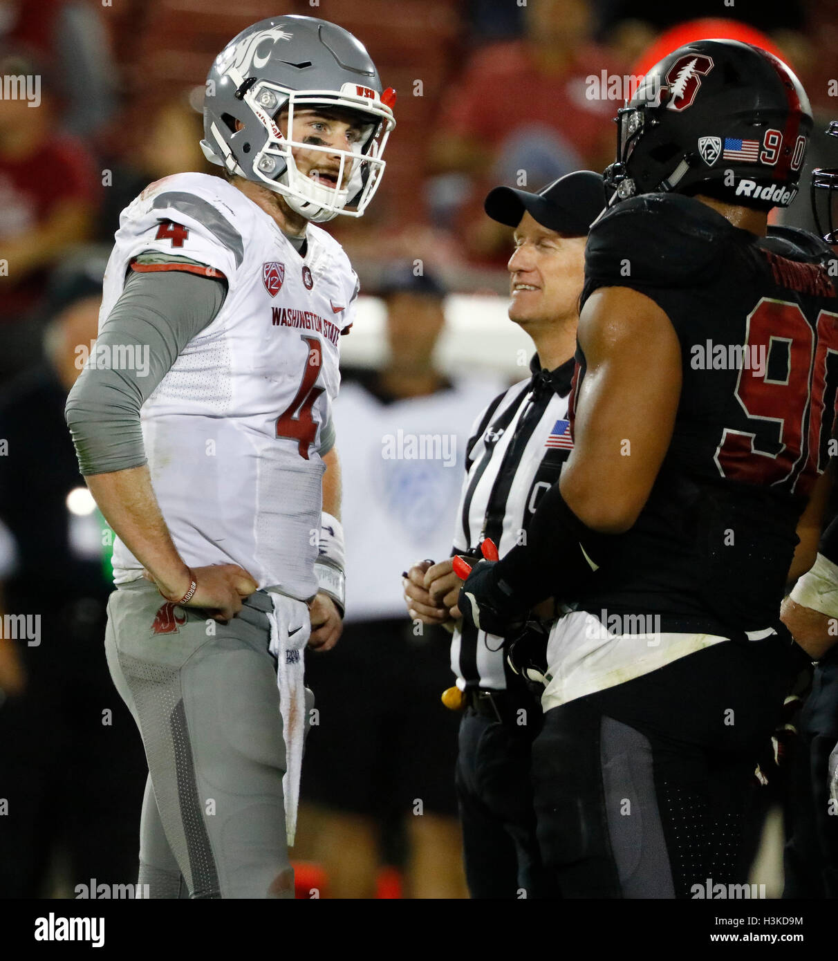 Palo Alto, California, USA. 8 Ott, 2016. Stato di Washington Quarterback Luca Falk (4) ha una conversazione amichevole con un funzionario e Stanford difensivo fine Salomone Thomas (90) durante un timeout durante il NCAA Football azione presso la Stanford University, con il Washington State Cougars visitando la Stanford cardinale. Stato di Washington ha vinto il gioco, 42-16. © Seth Riskin/ZUMA filo/Alamy Live News Foto Stock