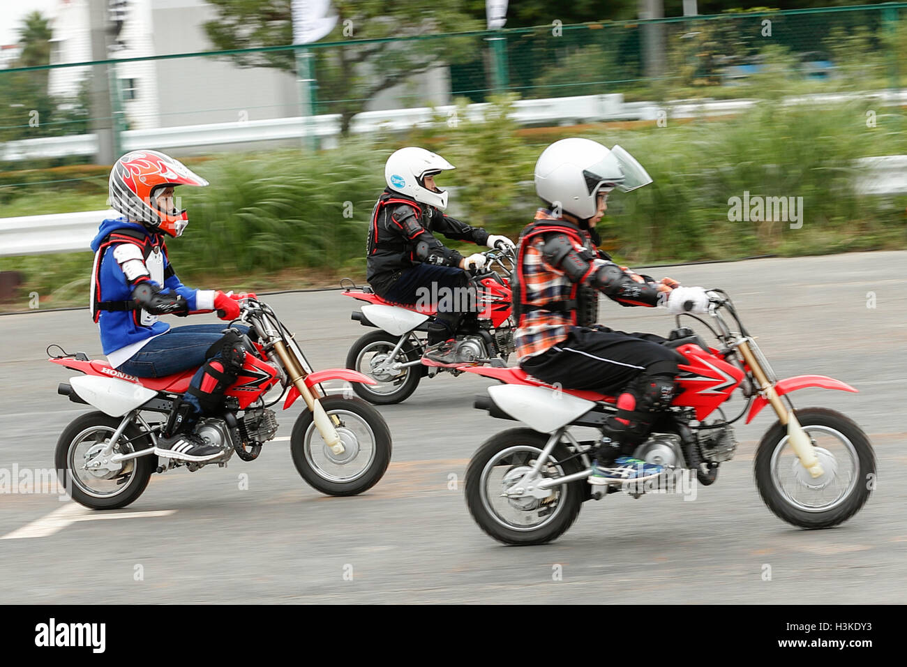 Bambini ride motociclette Honda durante il Tokyo Motor Fes 2016 a Odaiba il 10 ottobre 2016, Tokyo, Giappone. Il festival annuale fornisce un opportunità per i visitatori di tutte le età di interagire con veicoli a motore dal giapponese e oltremare auto costruttori. Quest'anno gli organizzatori insieme fino a trecentosessanta gradi VR (realtà virtuale) cupola dove i visitatori possono provare il brivido di cavalcare attraverso la realtà virtuale. La mostra si svolge da ottobre 8 a 10. Credito: Rodrigo Reyes Marin/AFLO/Alamy Live News Foto Stock