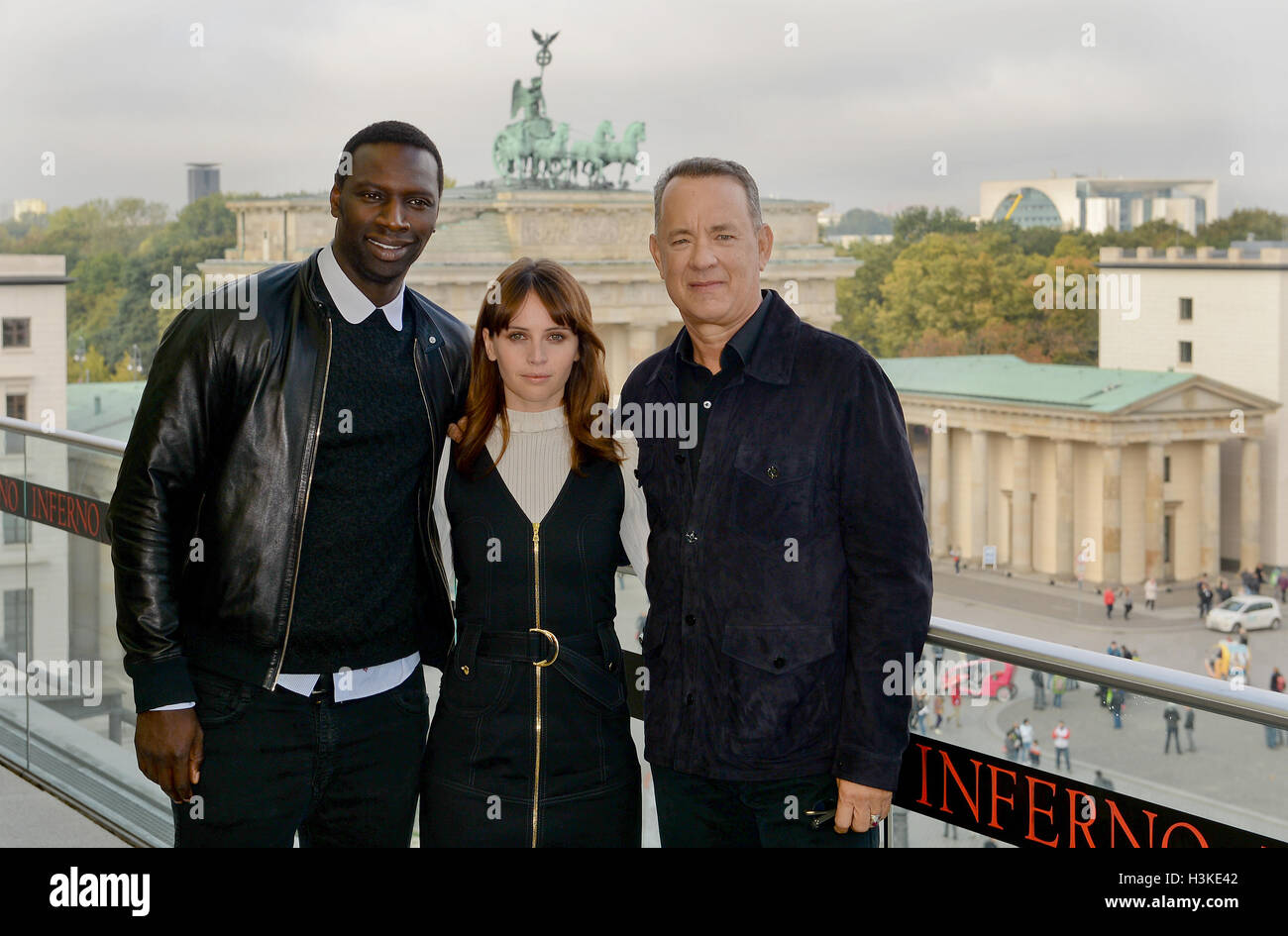 Berlino, Germania. 10 ottobre, 2016. Attore francese Omar Sy (L-R), attore britannico Felicity Jones e attore americano Tom Hanks davanti alla Porta di Brandeburgo durante il "Inferno" photocall a Berlino, Germania, 10 ottobre 2016. Foto: Britta Pedersen/dpa/Alamy Live News Foto Stock