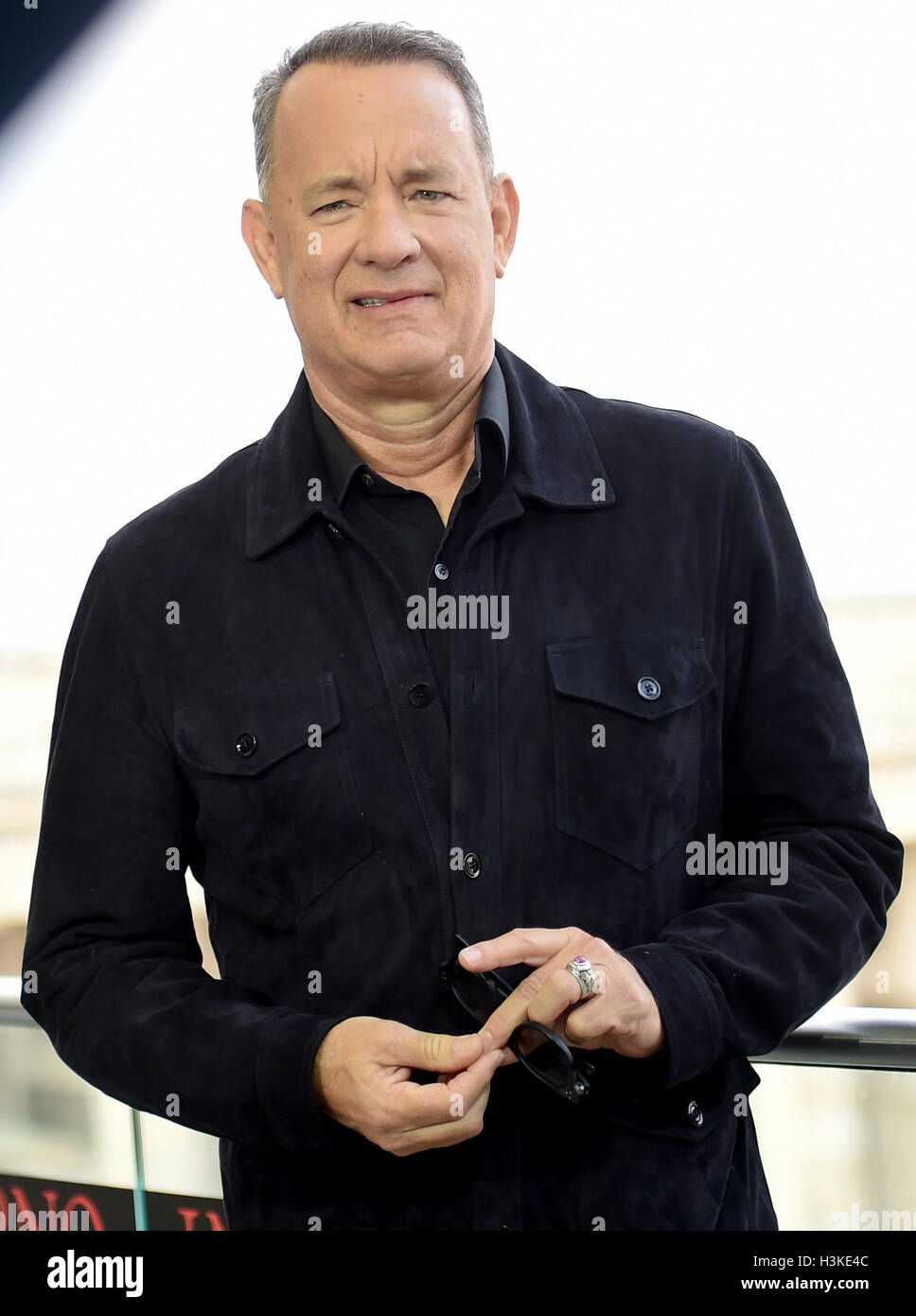 Berlino, Germania. 10 ottobre, 2016. Attore americano Tom Hanks davanti alla Porta di Brandeburgo durante il "Inferno" photocall a Berlino, Germania, 10 ottobre 2016. Foto: Britta Pedersen/dpa/Alamy Live News Foto Stock