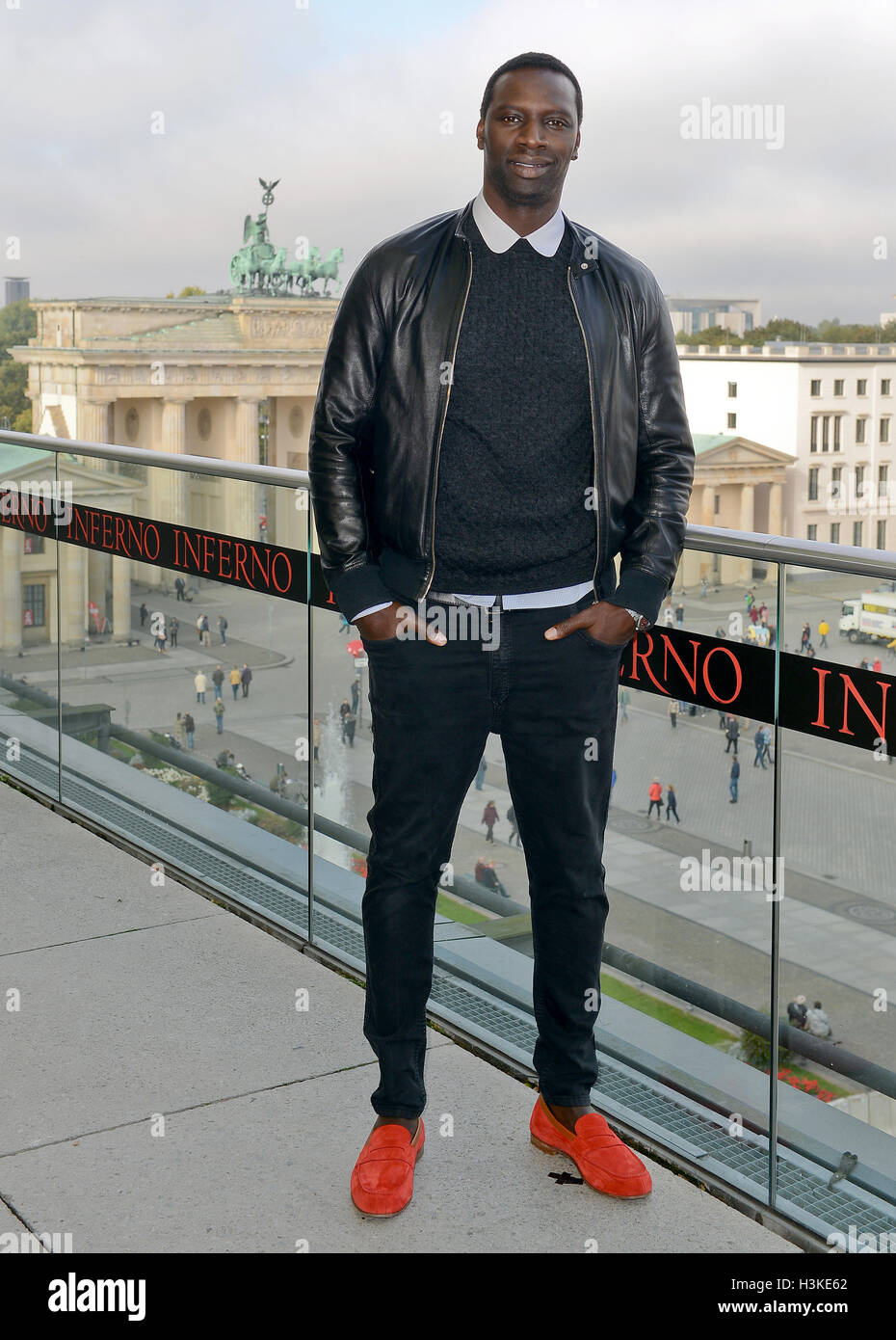 Berlino, Germania. 10 ottobre, 2016. Attore francese Omar davanti alla Porta di Brandeburgo durante il "Inferno" photocall a Berlino, Germania, 10 ottobre 2016. Foto: Britta Pedersen/dpa/Alamy Live News Foto Stock
