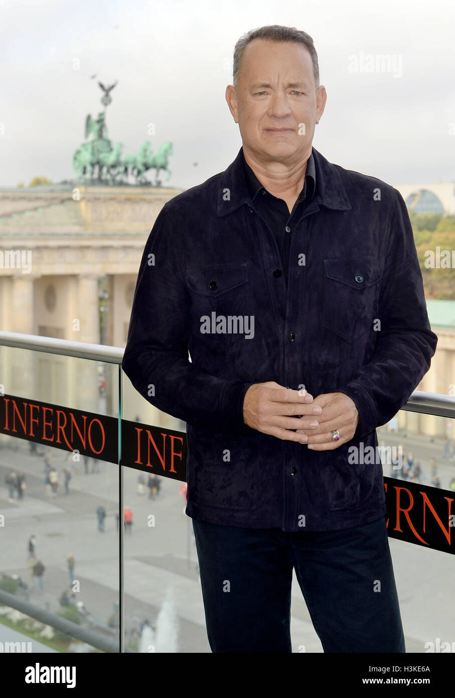 Berlino, Germania. 10 ottobre, 2016. Attore americano Tom Hanks davanti alla Porta di Brandeburgo durante il "Inferno" photocall a Berlino, Germania, 10 ottobre 2016. Foto: Britta Pedersen/dpa/Alamy Live News Foto Stock
