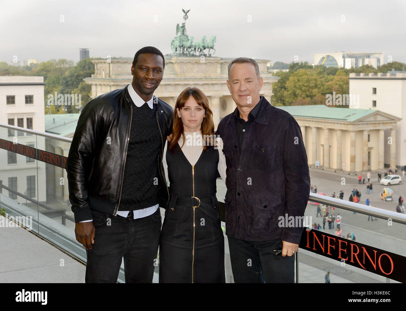 Berlino, Germania. 10 ottobre, 2016. Attore francese Omar Sy (L-R), attore britannico Felicity Jones e attore americano Tom Hanks davanti alla Porta di Brandeburgo durante il "Inferno" photocall a Berlino, Germania, 10 ottobre 2016. Foto: Britta Pedersen/dpa/Alamy Live News Foto Stock