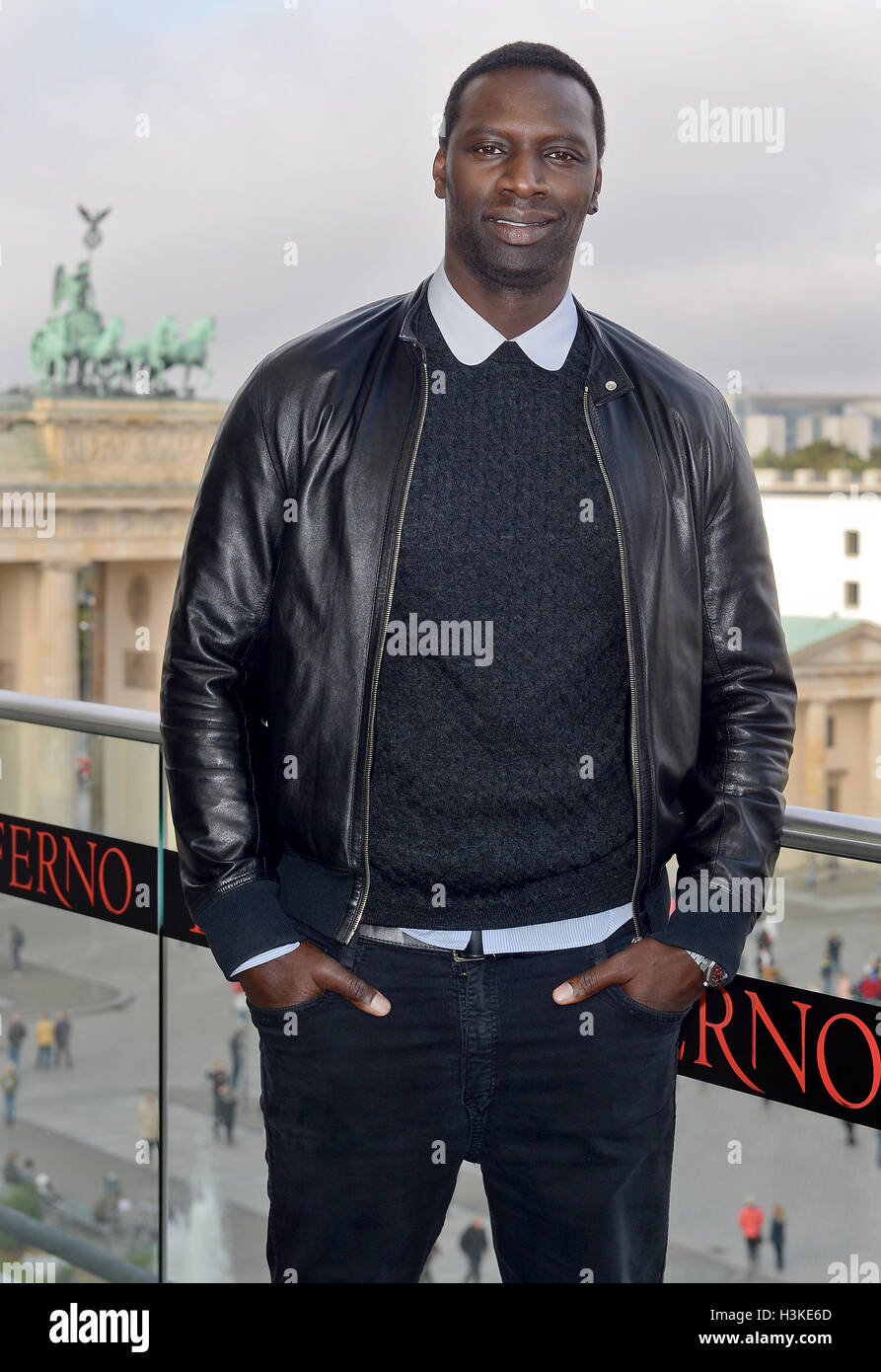 Berlino, Germania. 10 ottobre, 2016. Attore francese Omar davanti alla Porta di Brandeburgo durante il "Inferno" photocall a Berlino, Germania, 10 ottobre 2016. Foto: Britta Pedersen/dpa/Alamy Live News Foto Stock