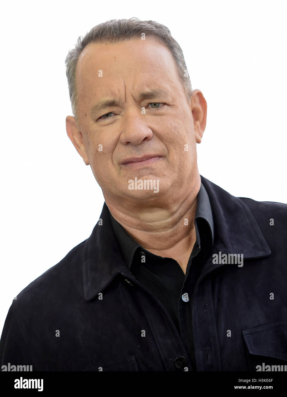 Berlino, Germania. 10 ottobre, 2016. Attore americano Tom Hanks davanti alla Porta di Brandeburgo durante il "Inferno" photocall a Berlino, Germania, 10 ottobre 2016. Foto: Britta Pedersen/dpa/Alamy Live News Foto Stock
