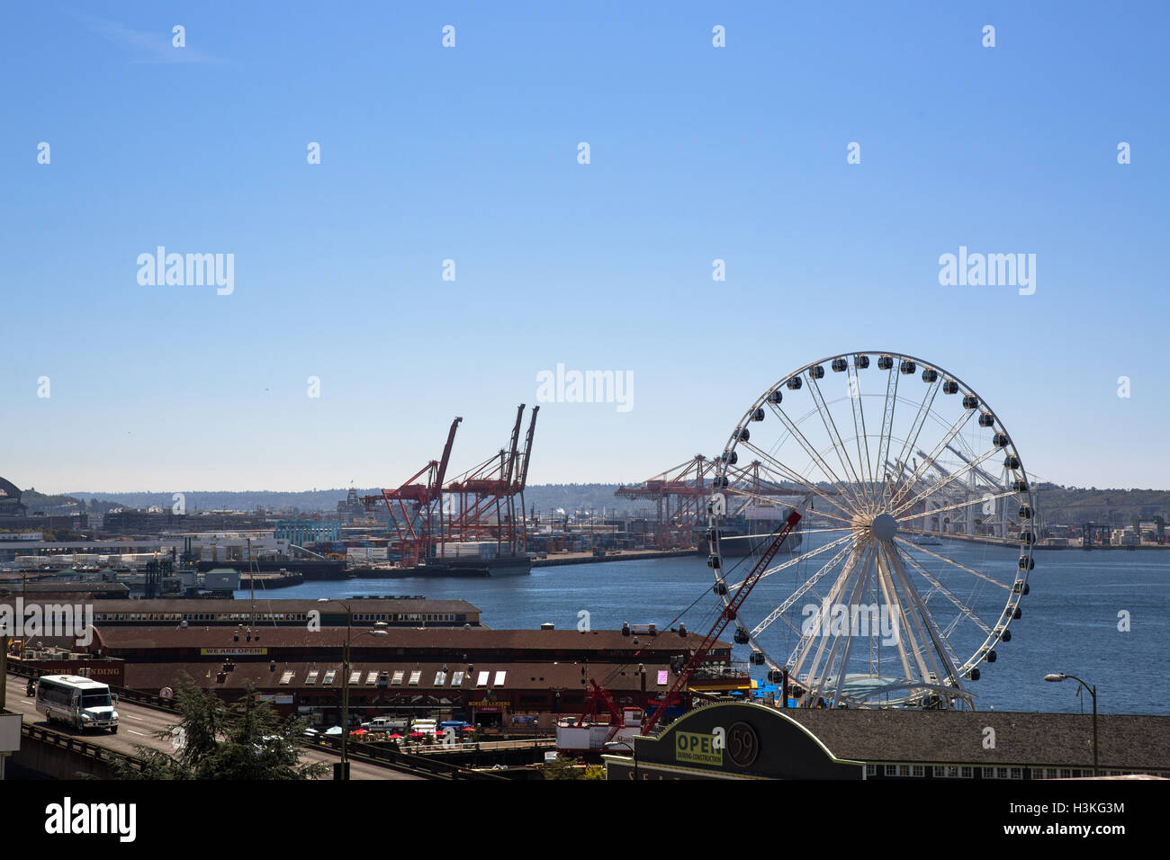 Vista di Seattle Grande Ruota con banchine di spedizione in background - Seattle, WA Foto Stock