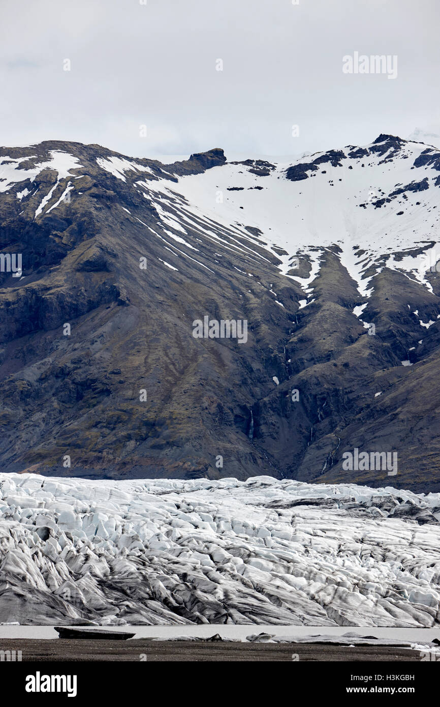 Coperto di cenere Skaftafell ghiacciaio e fine morena, Vatnajokull parco nazionale in Islanda Foto Stock