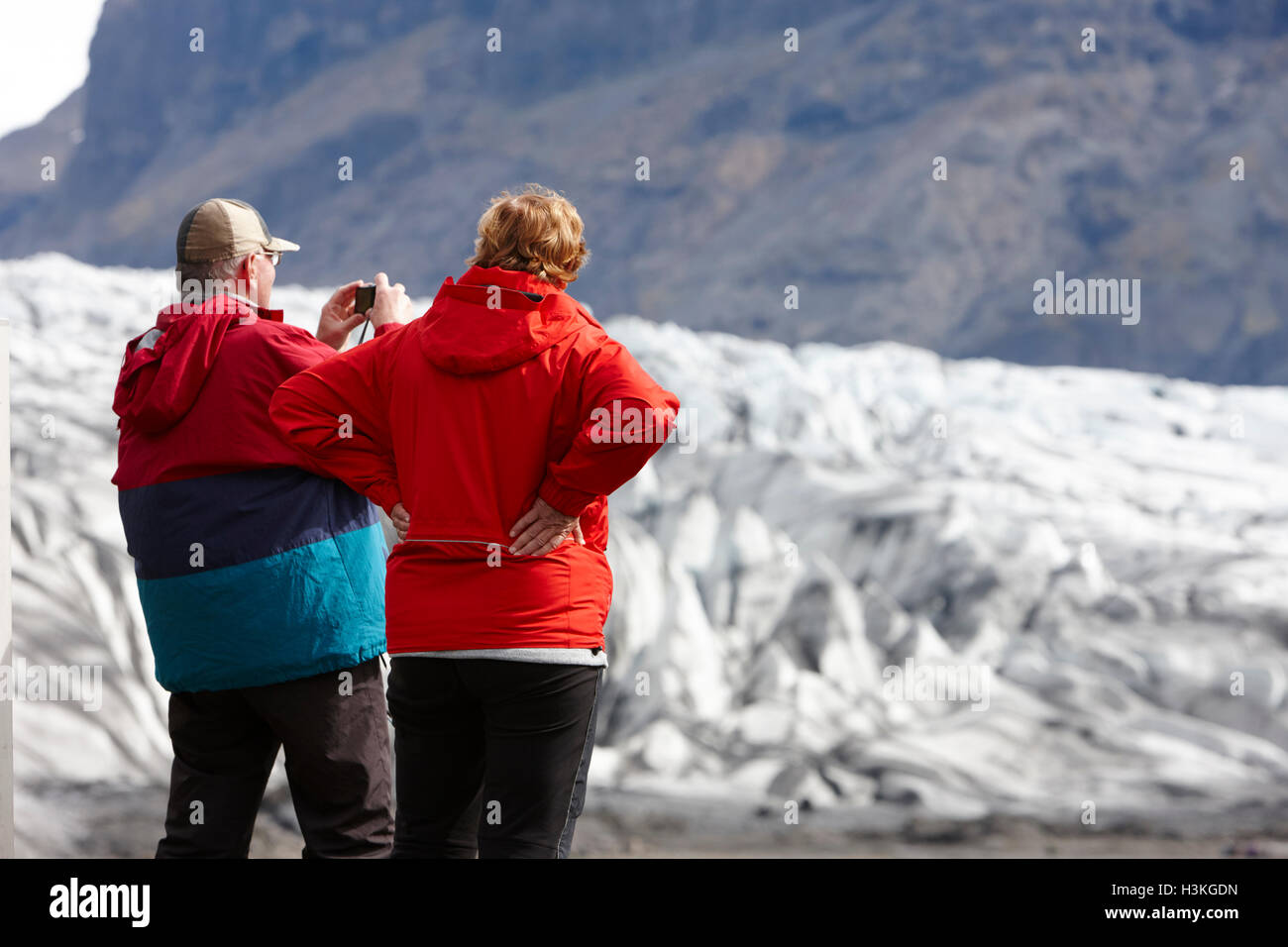 Turisti senior a Skaftafell ghiacciaio Vatnajokull parco nazionale in Islanda Foto Stock