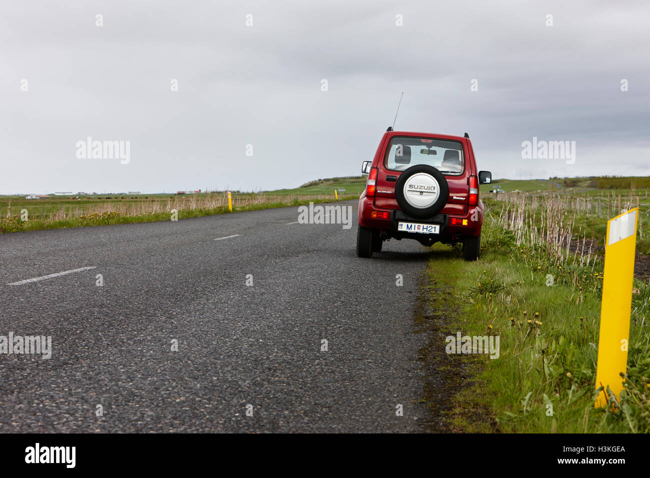 Ingaggiato turistico piccolo 4x4 veicolo temporaneamente parcheggiati sul lato della strada Hlidarendi Hvolsvollur Islanda Foto Stock