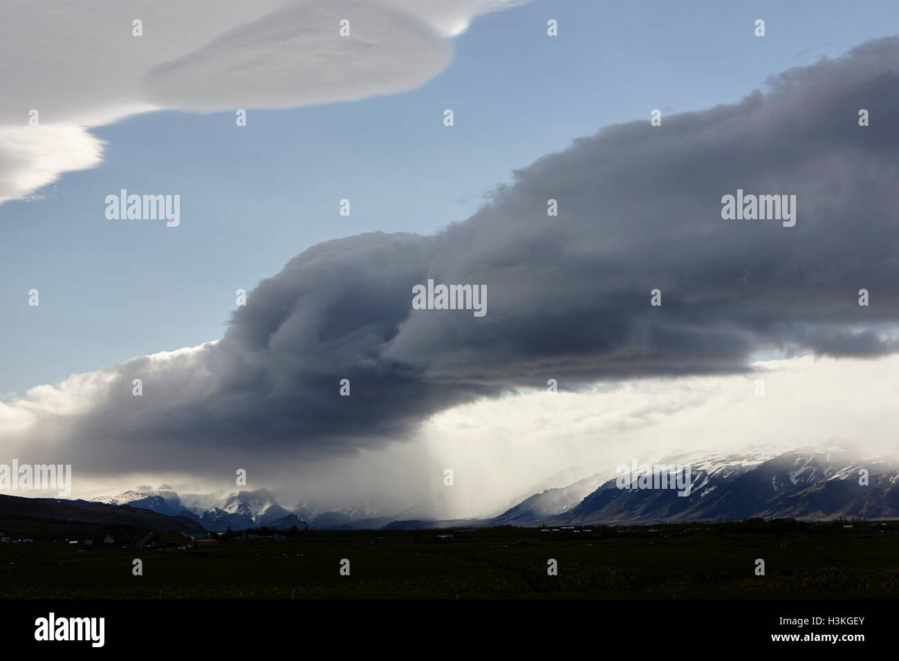 Il cloud tempesta davanti la formazione su Hlidarendi Hvolsvollur Islanda Foto Stock