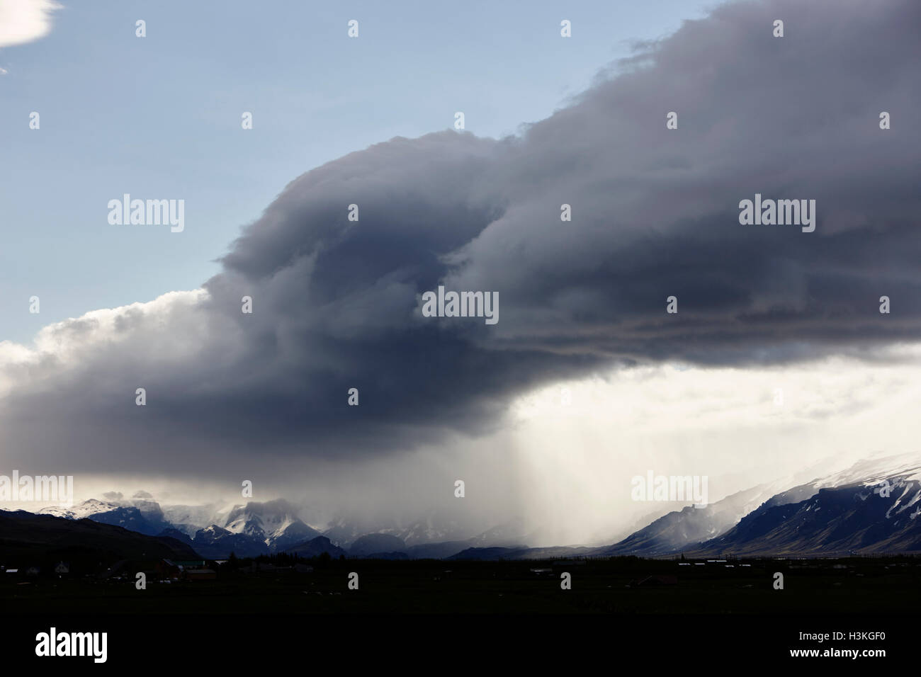 Il cloud tempesta davanti la formazione su Hlidarendi Hvolsvollur Islanda Foto Stock