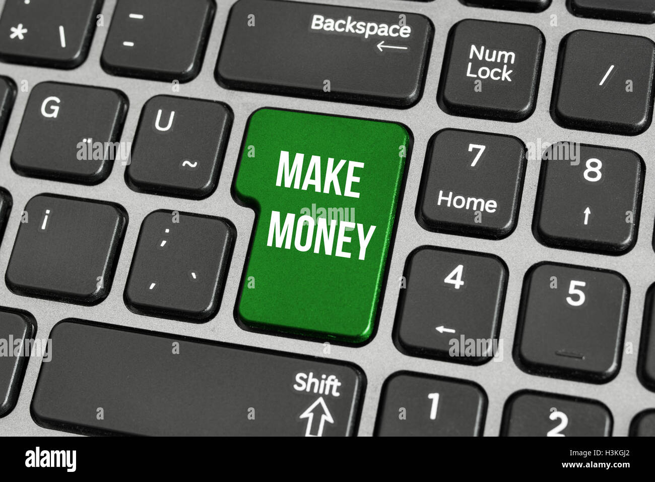 Un concetto di rendere i soldi in linea, con messaggio sul tasto Invio della tastiera. Foto Stock