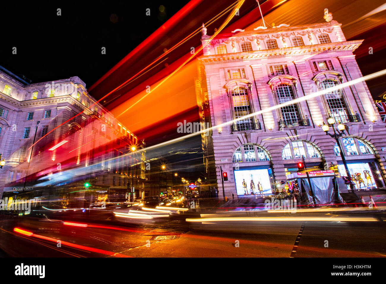 Sentiero di luce percorsi a Londra Piccadilly Circus Foto Stock