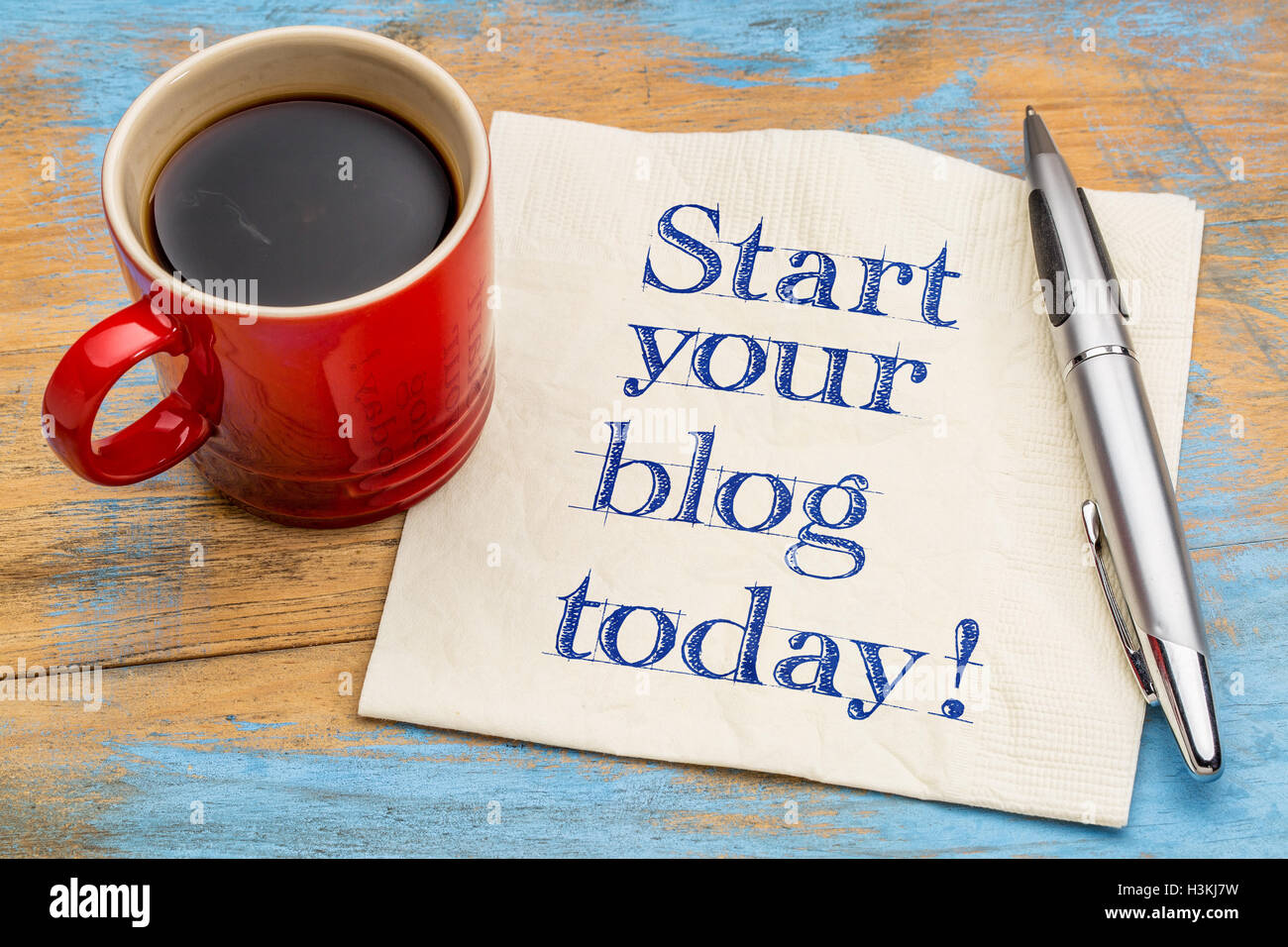 Inizia il tuo blog di oggi - scrittura su un tovagliolo con una tazza di caffè espresso Foto Stock