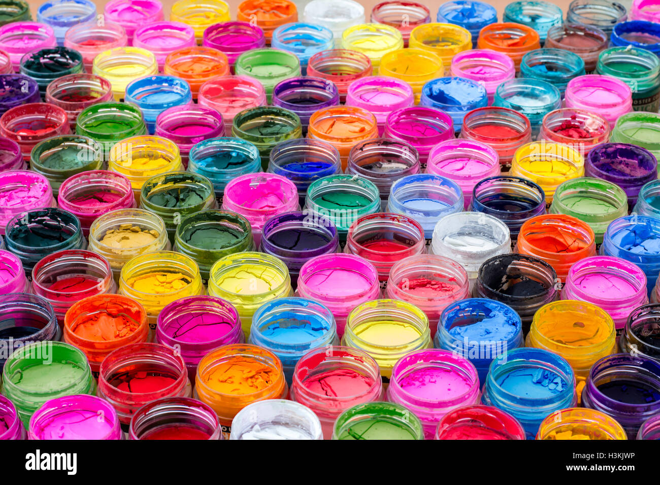 Colorate colore acqua in bottiglie Foto Stock