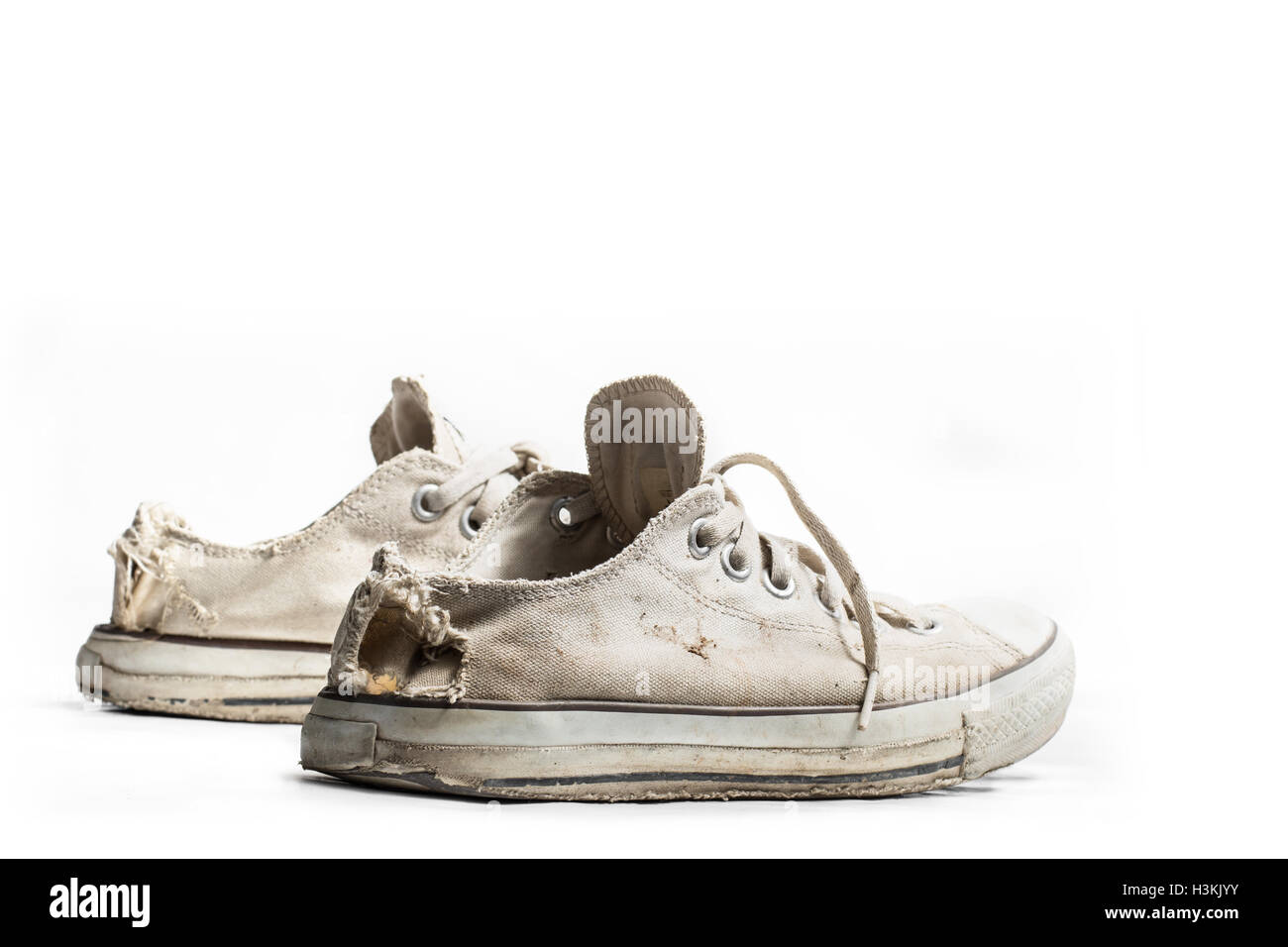 Vecchio sneakers isolato su bianco Foto Stock