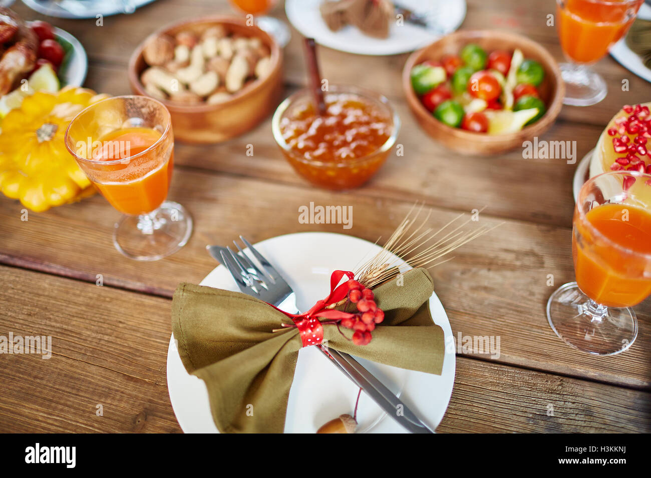 Close-up della lastra decorata sul tavolo per la cena Foto Stock