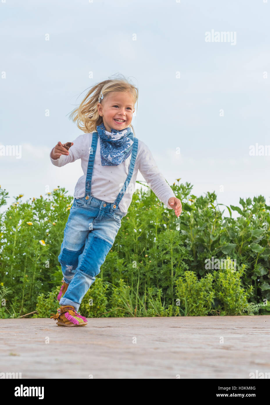 Giovane ragazza bionda avendo divertimento. Foto Stock