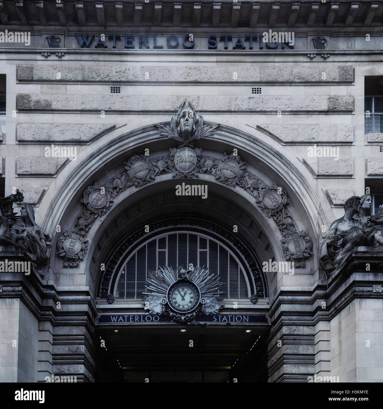 Vittoria arch, entrata principale per London Waterloo Stazione ferroviaria England Regno Unito Regno Unito Foto Stock