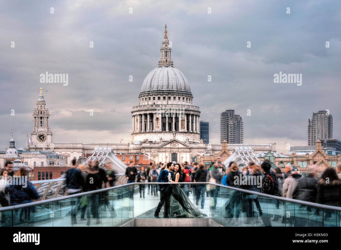 Millennium Bridge, la Cattedrale di St Paul, Londra, Inghilterra, Regno Unito Foto Stock