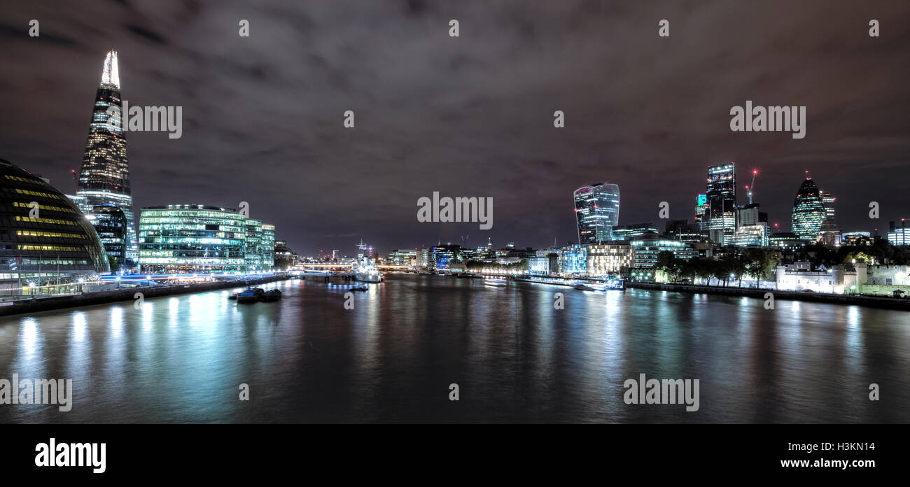 Skyline di Londra di notte, England, Regno Unito Foto Stock