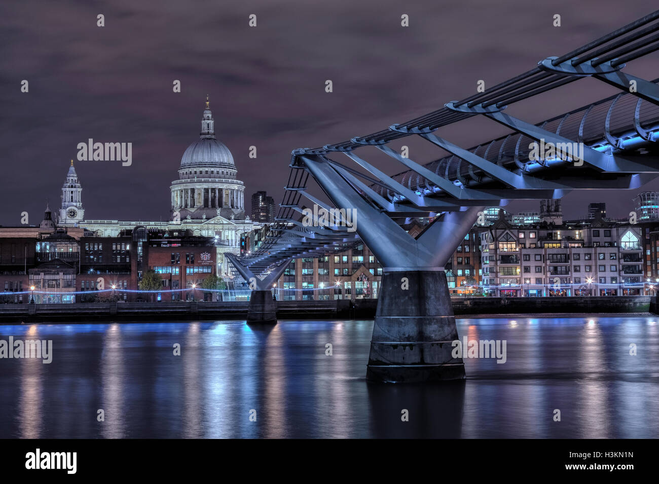 Millennium Bridge, la Cattedrale di St Paul, Londra, Inghilterra, Regno Unito Foto Stock