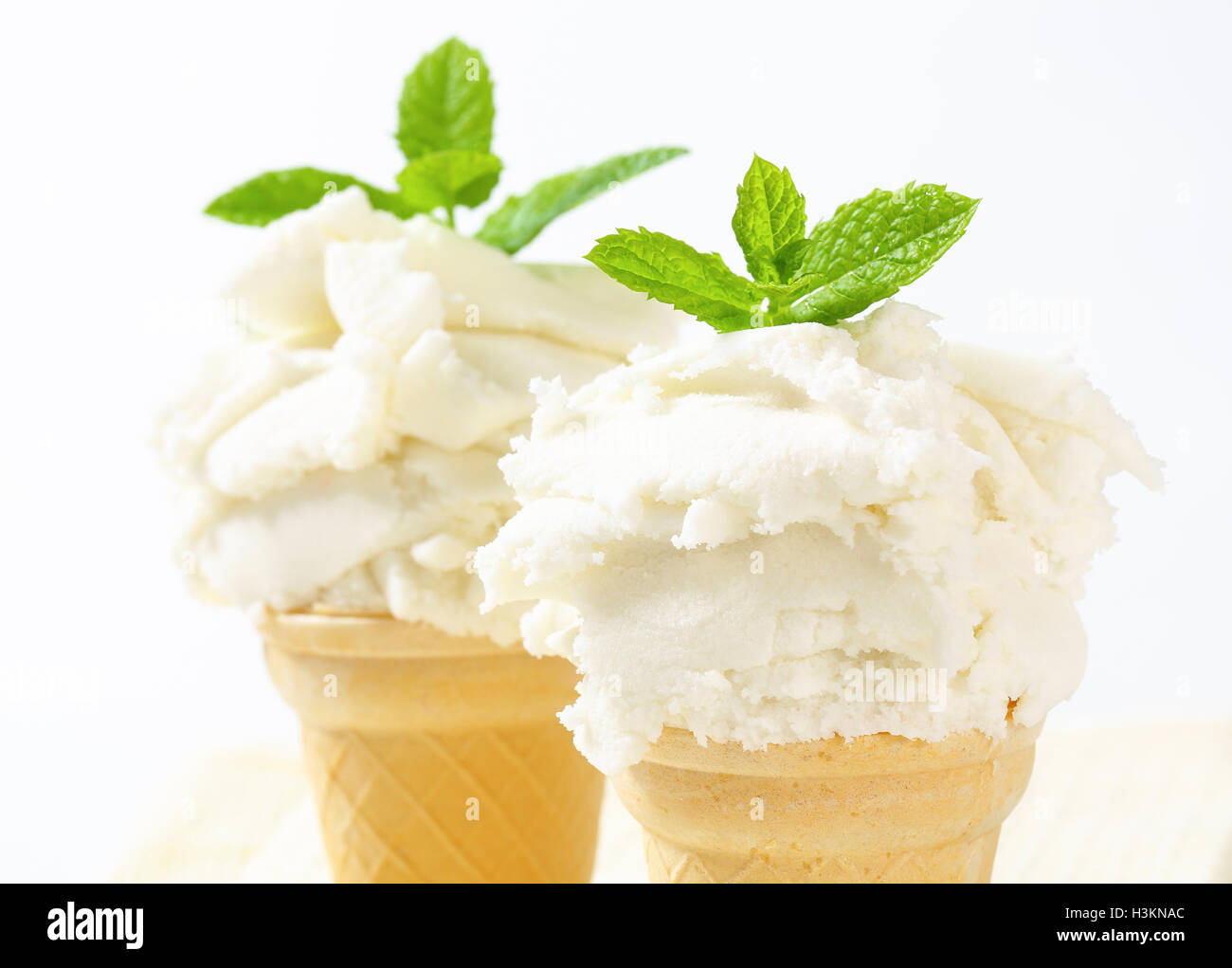 Yogurt congelato in coppe di wafer Foto Stock